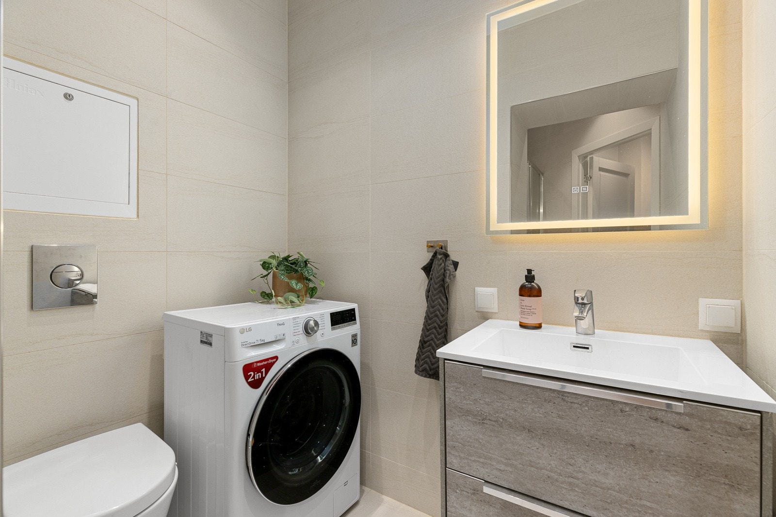 Badet i første etasje har opplegg for vaskemaskin. Galleribilde