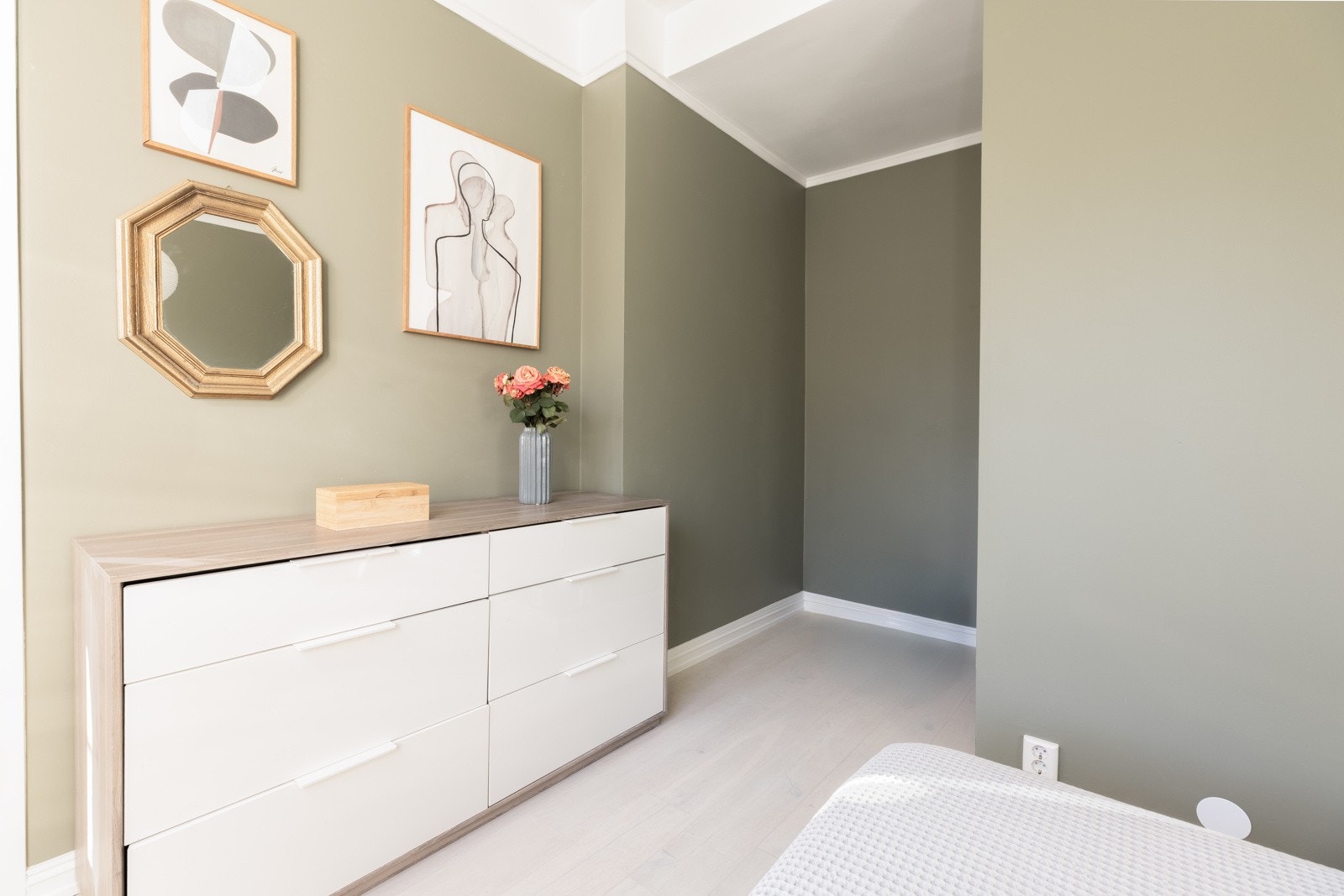 Hovedsoverommet har god plass til dobbeltseng og ulikt soveromsmøblement. Galleribilde