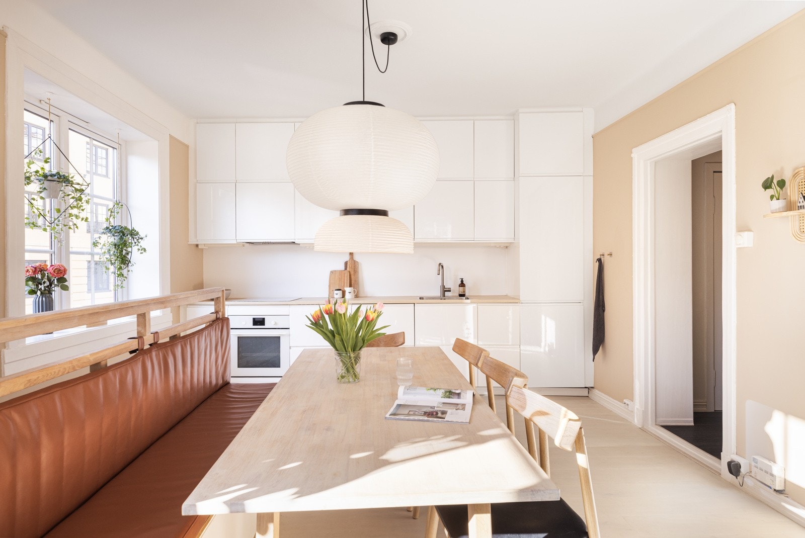 Stuen har nydelige lyslinjer fra store vindusflater. Galleribilde