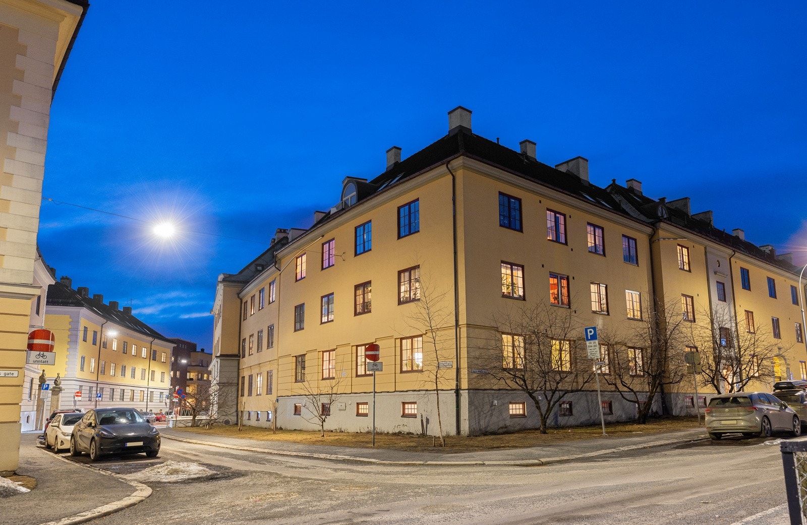 Beliggenheten er skjermet og sentral, med kort vei til turområder, butikker, serveringssteder og et yrende byliv. Galleribilde