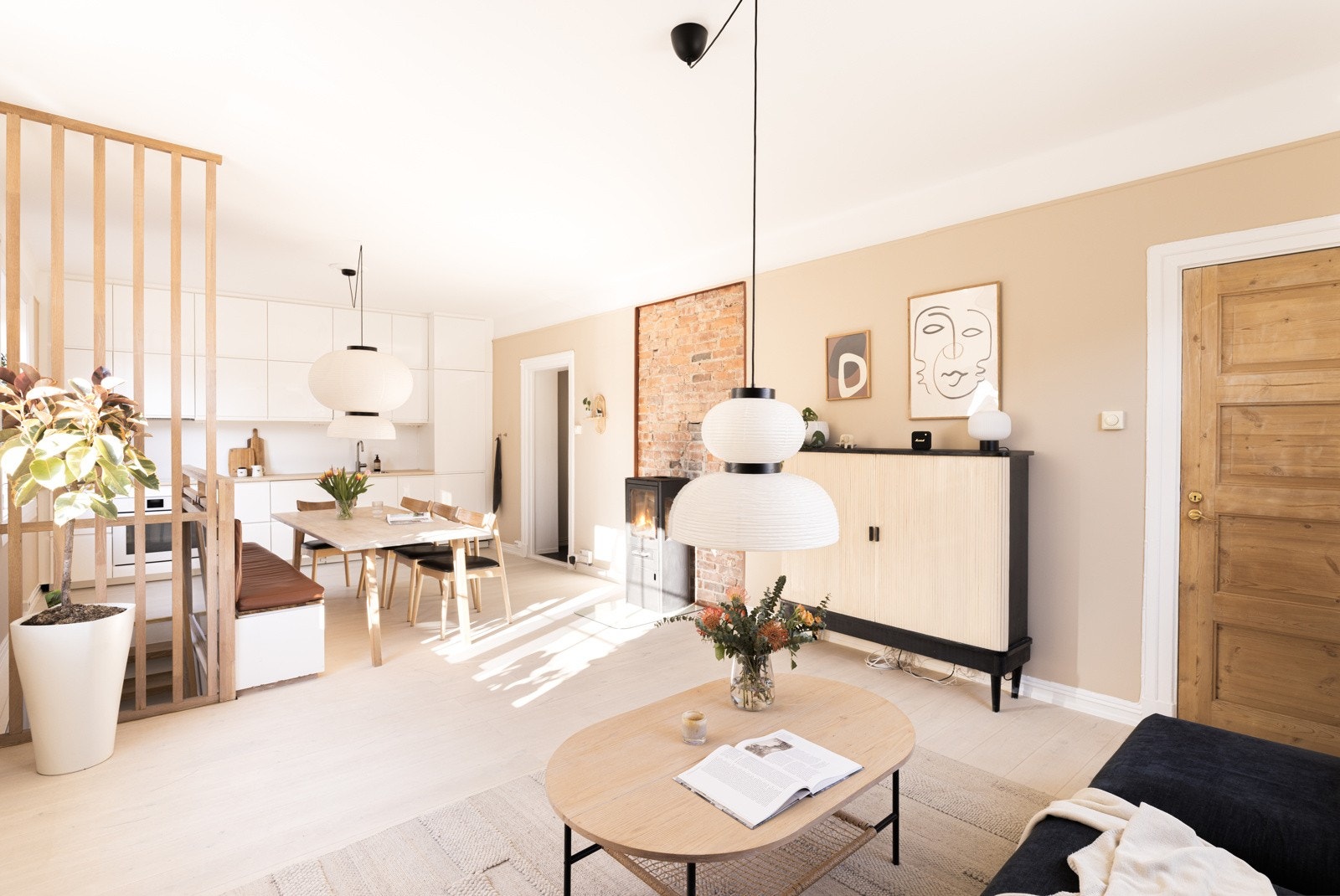 Stuen har en generøs takhøyde på hele 2,76 meter. Galleribilde