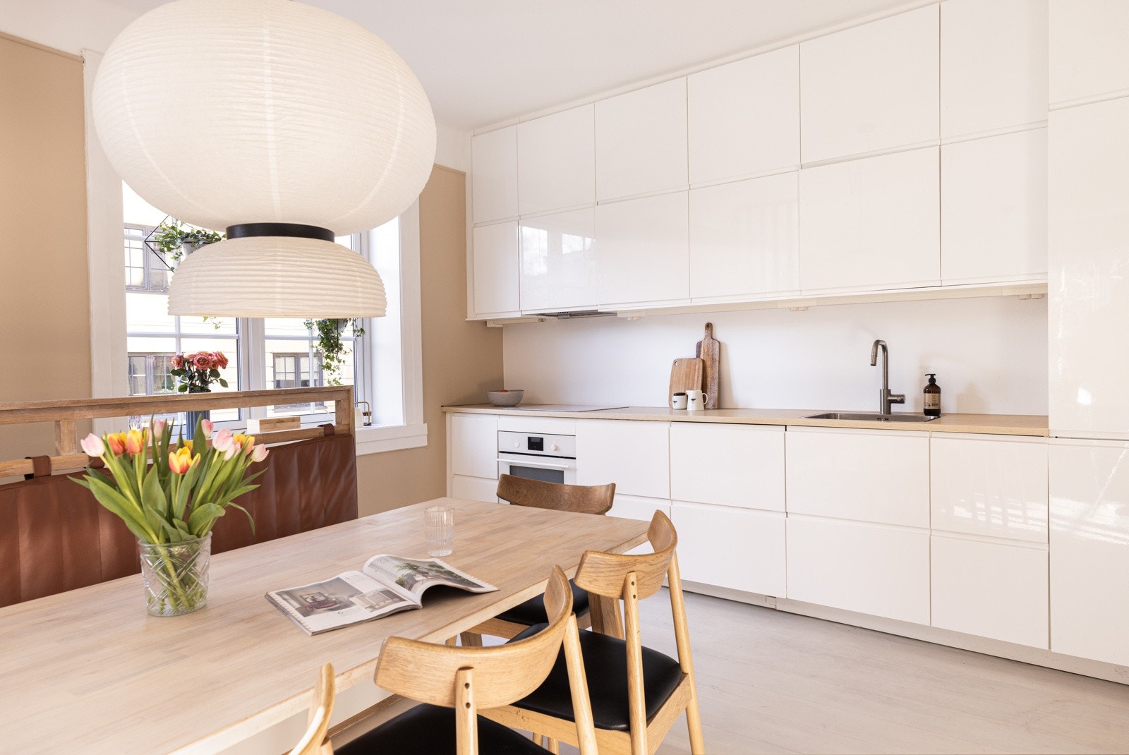 Kjøkkenet har god arbeidsplass og rikelig med skapplass. Galleribilde