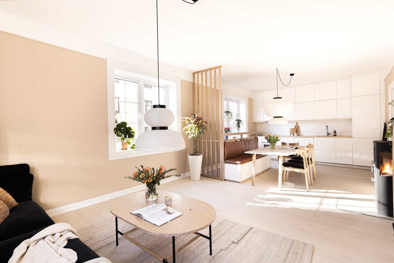 Et tidligere soverom er innlemmet i stuen, slik at man får et meget stort "allrom". Galleribilde