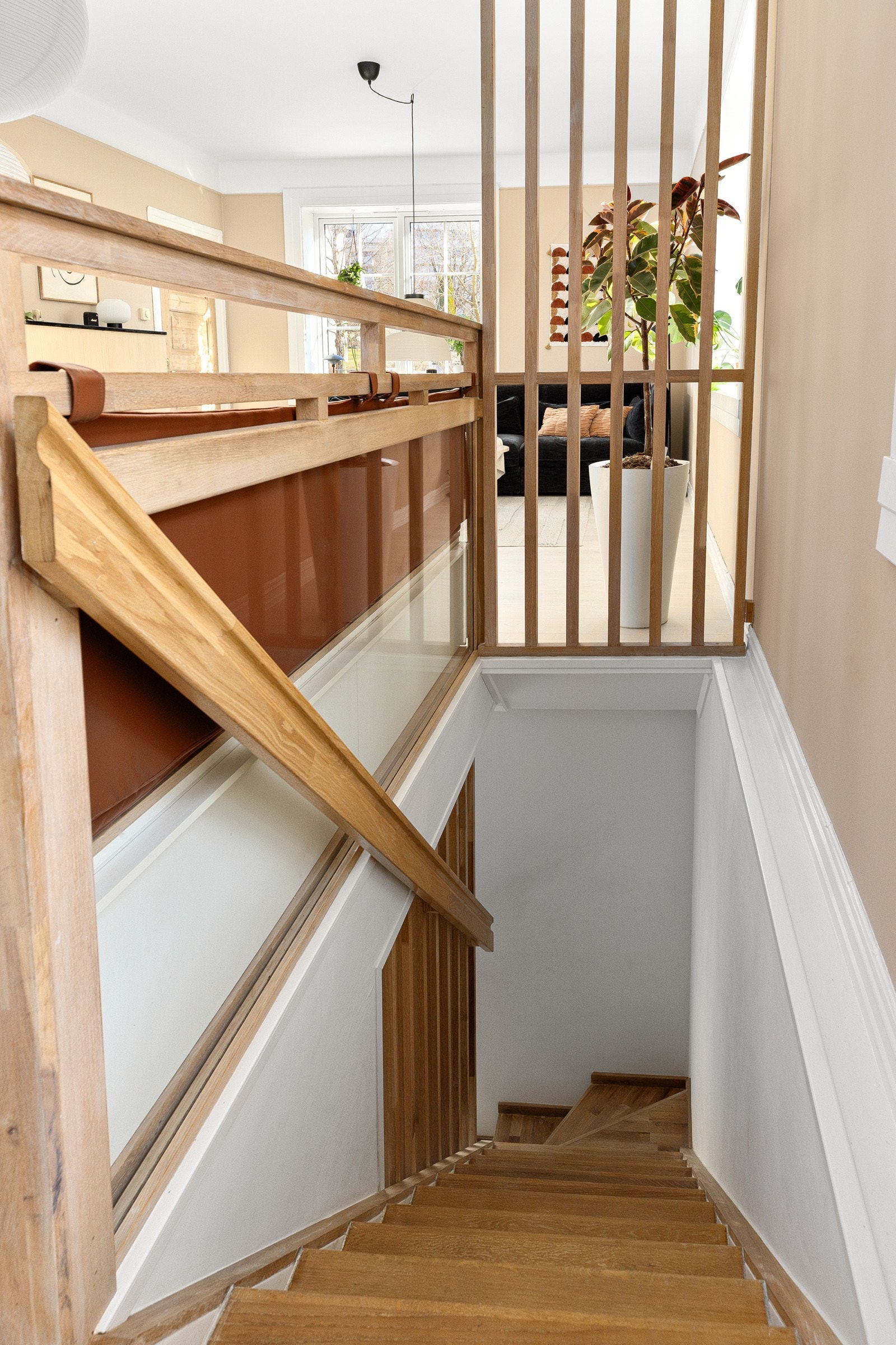 De to etasjene knyttes sammen av en lekker tretrapp. Galleribilde