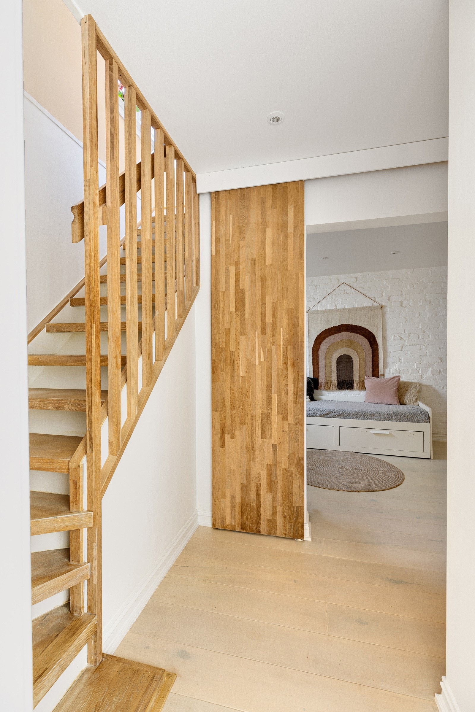 Det er gulvvarme i oppholdsrommene i kjelleren. Galleribilde