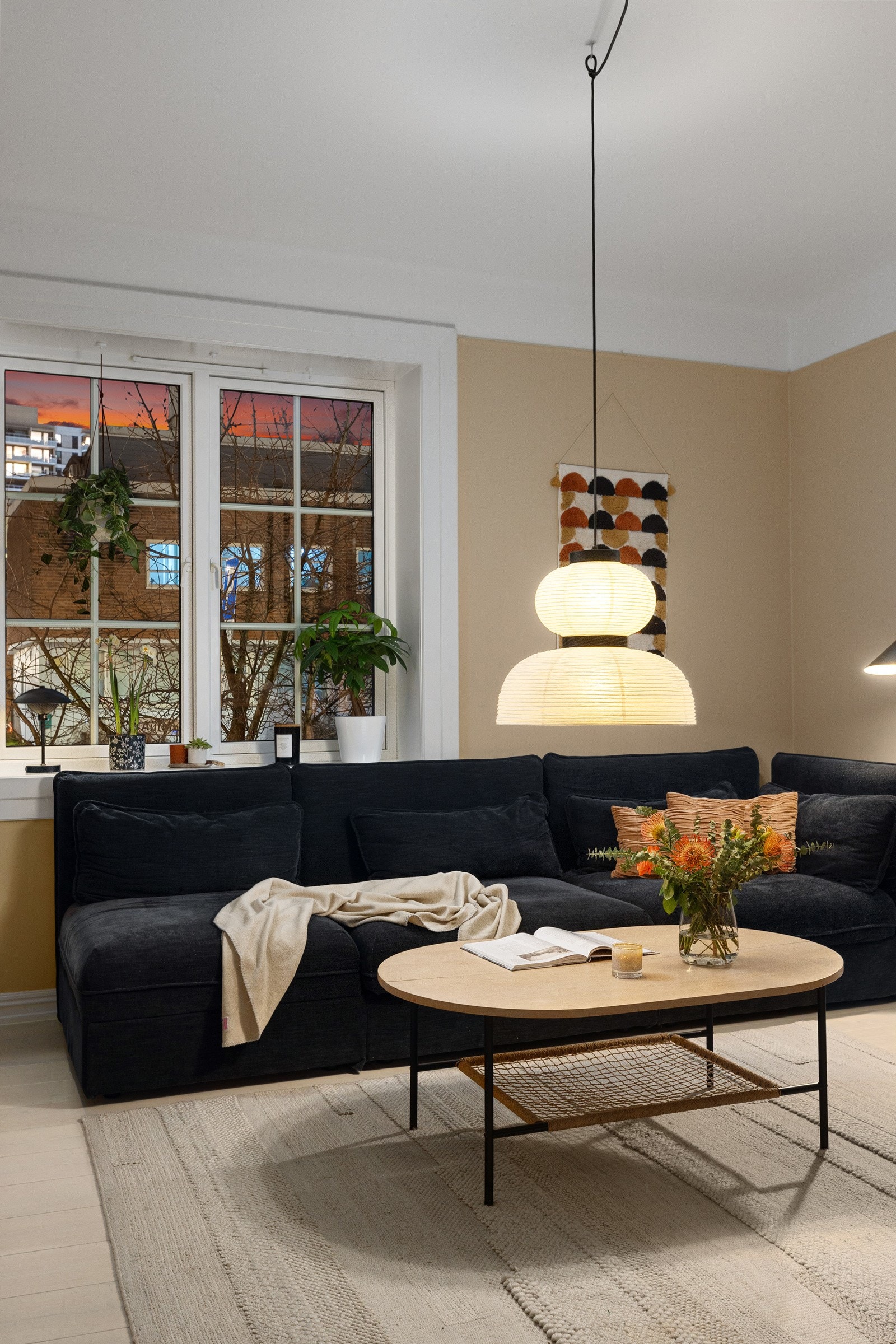 Det er plass til en romslig sittegruppe i stuen i første etasje. Galleribilde