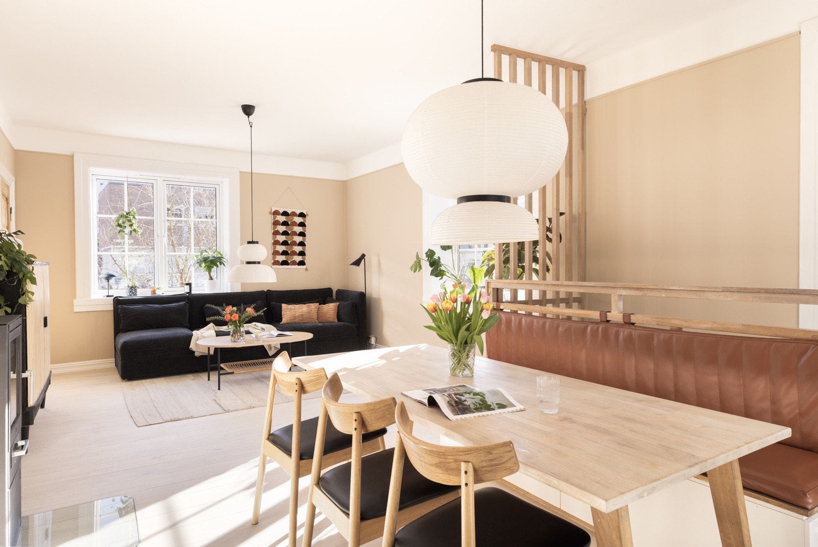 Stuen kan enkelt innredes med ulike soner for både egentid og sosialt samvær. Galleribilde