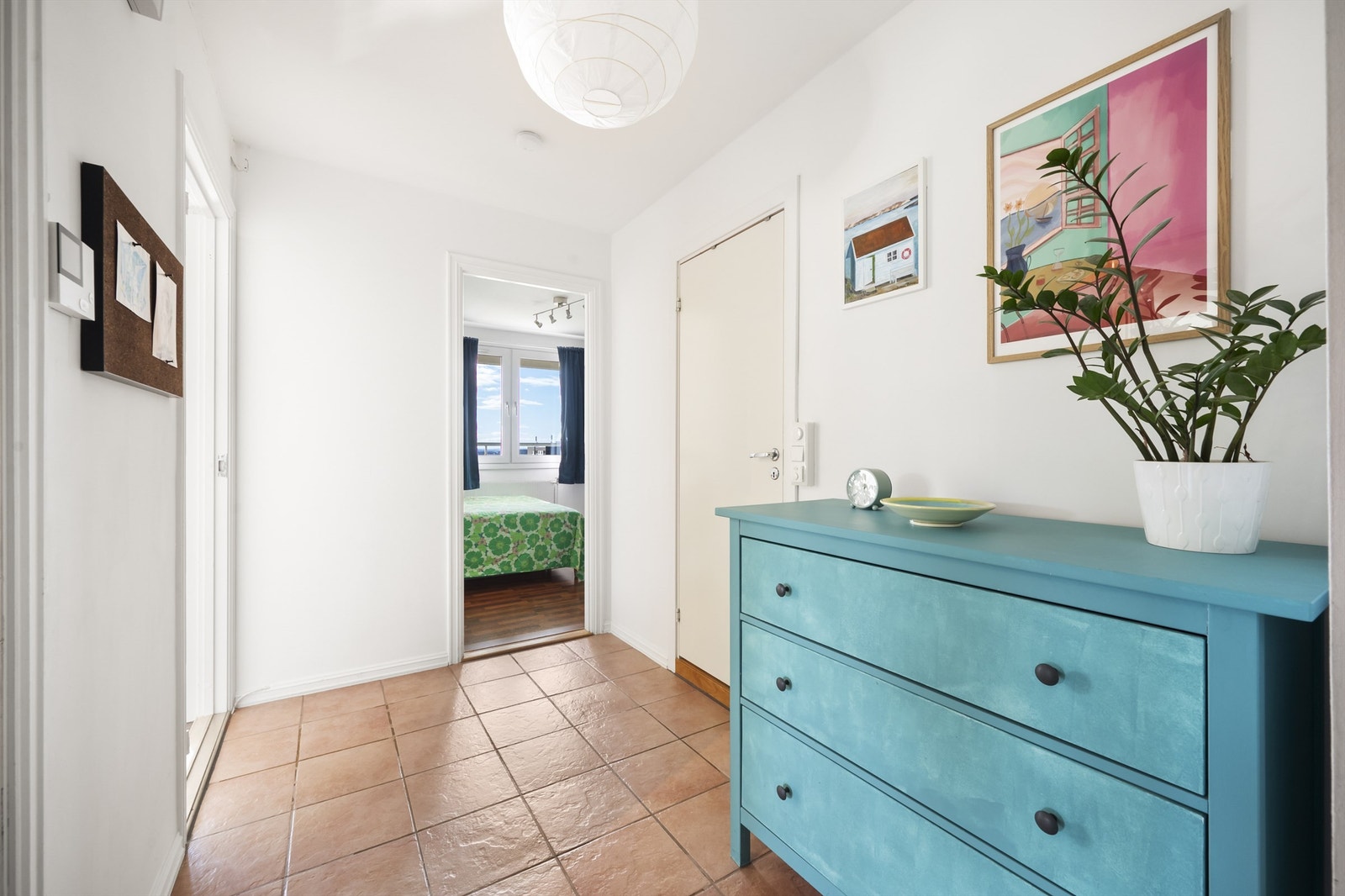 Velkommen inn! Leilighetens entré er lys og innbydende og gir et meget godt førsteinntrykk av boligen. Galleribilde