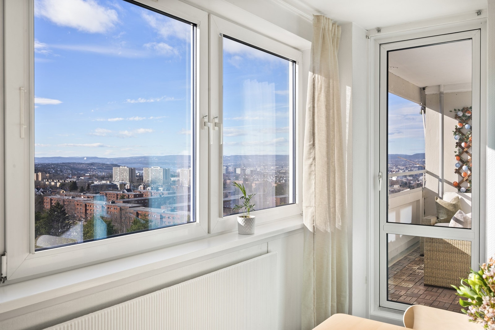 Fra spisestuen kommer du ut til boligens sydvestvendte balkong på ca. 5 kvm. Galleribilde