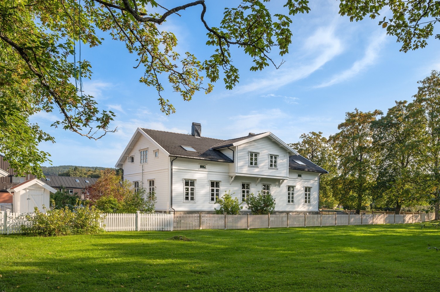 Boligen har en fin beliggenhet med stort grøntområde forran boligen. Galleribilde