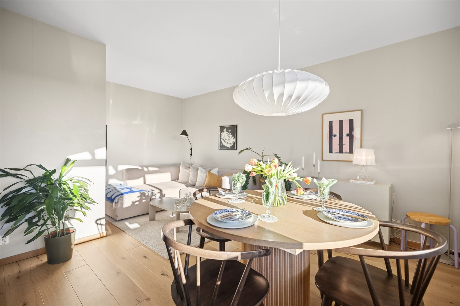 Stuen har flere møbleringsmuligheter med plass til sofagruppe og spisebord. Galleribilde