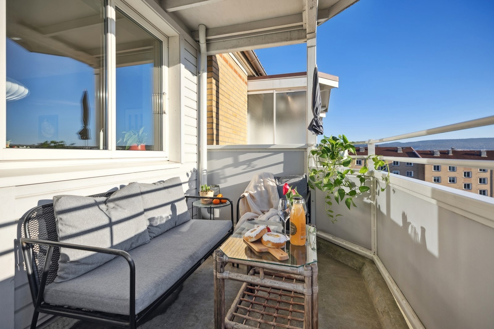 Det er utgang til sydvendt balkong på ca 7 kvm, som på sommerstid fungerer som et ekstra rom i boligen. Galleribilde