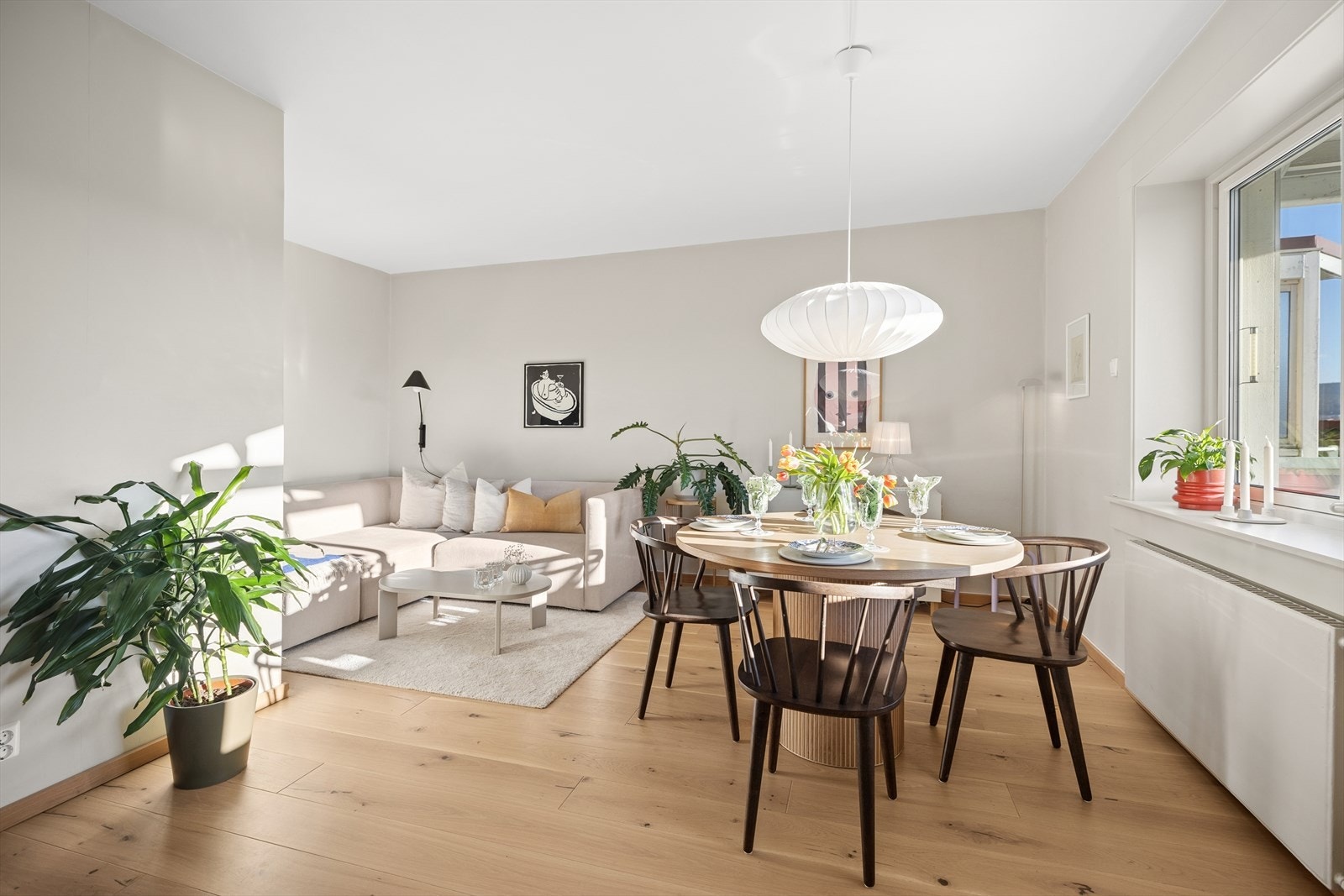 Kalbakkstubben 6 er Toppleilighet i byggets 4. etasje med svært god beliggenhet på Kalbakken og leiligheten er renovert i nyere tid. Galleribilde