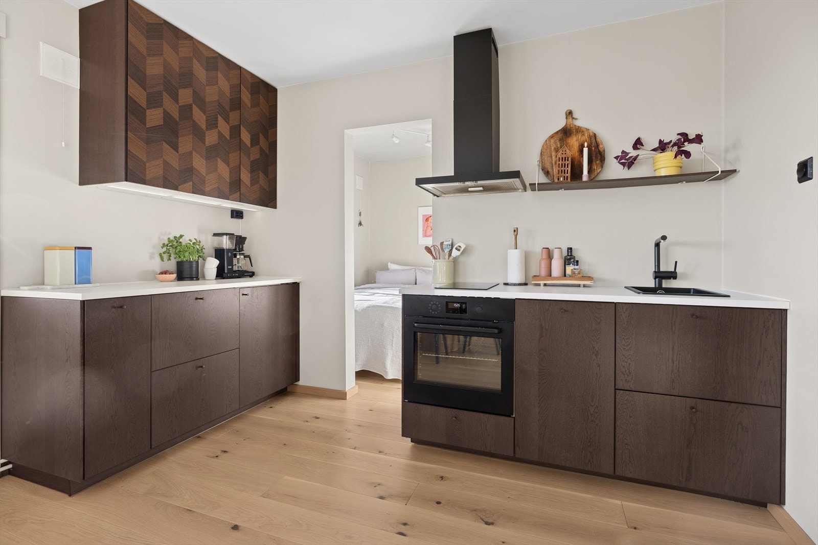 Kjøkken i moderne stil, med oppvarings plass i over og underskap. Galleribilde