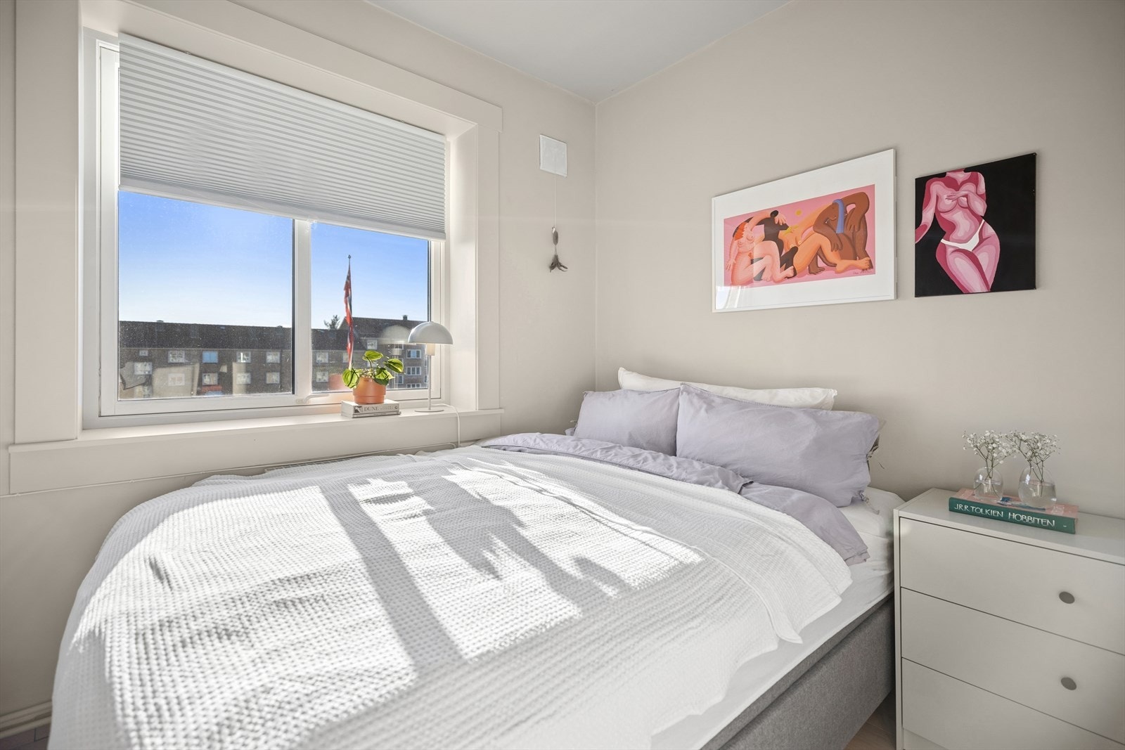 Sovealkoven funger som et "eget soverom" men det er ikke søkt om bruksendring hos kommunen. Dette er noe man kan søke om, om ønskelig. Galleribilde