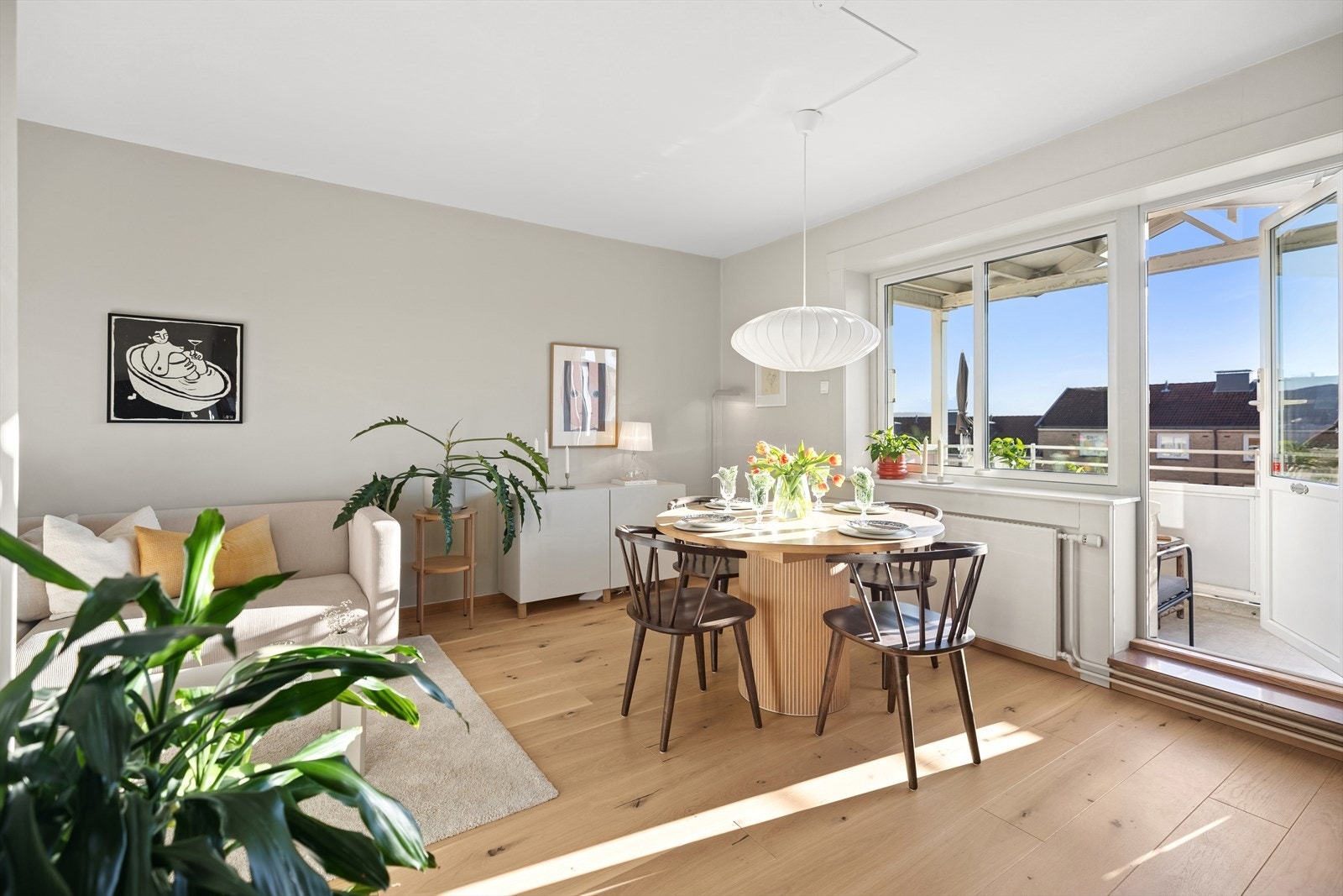 Lys og luftig stue med store vindusflater som gir rikelig med naturlig lys. Galleribilde