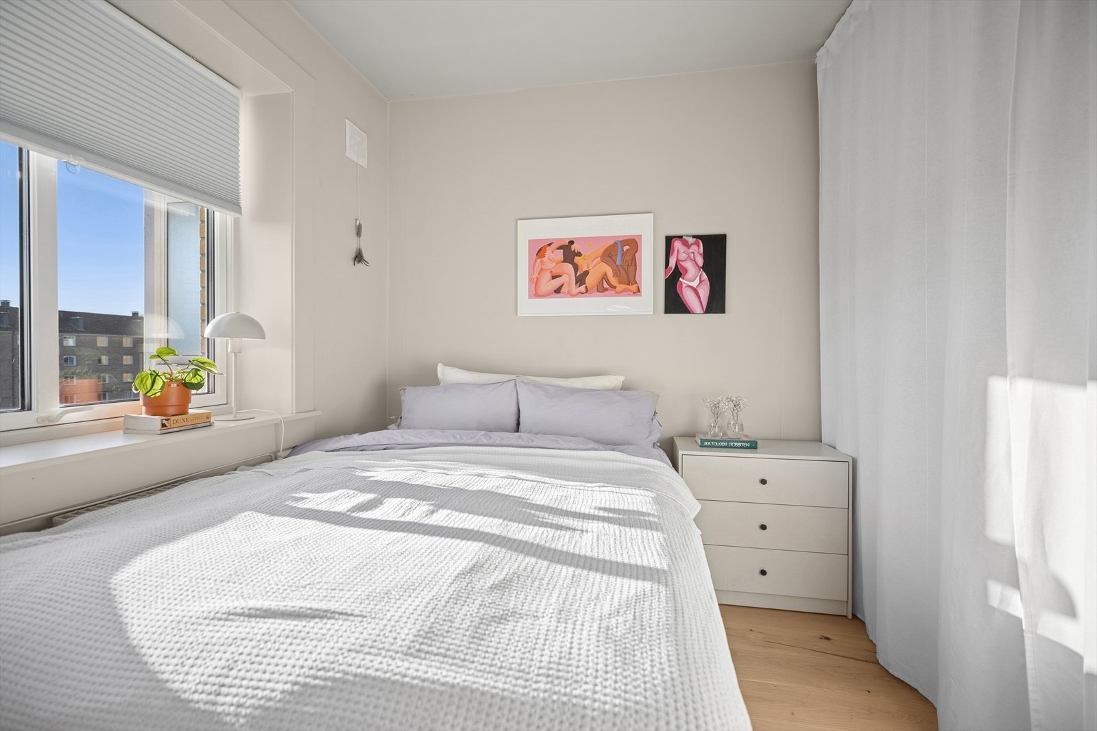 Plass til dobbeltseng og tilhørende møblement. Bak "gardinen" er det god oppbevaringsplass. Galleribilde