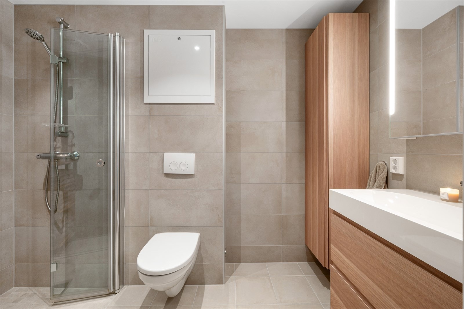 - Badet er helfliset med gulvvarme, innsvingbare dusjvegger, speilskap og romslig innredning - Galleribilde