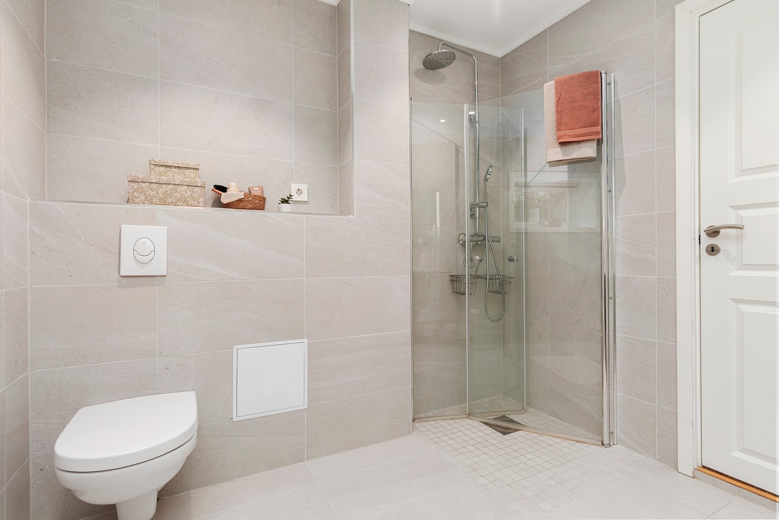 - samt vegghengt toalett og dusjhjørne. Videre er det også opplegg for vaskemaskin og tørketrommel i rommet. Galleribilde