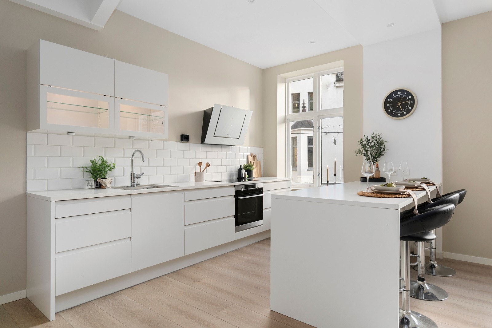 Det er godt med lagringsplass til det man måtte ha av kjøkkenutstyr i skap og skuffer, og den gode benkeplassen lar hobbykokken utfolde seg på kjøkkenet. Galleribilde