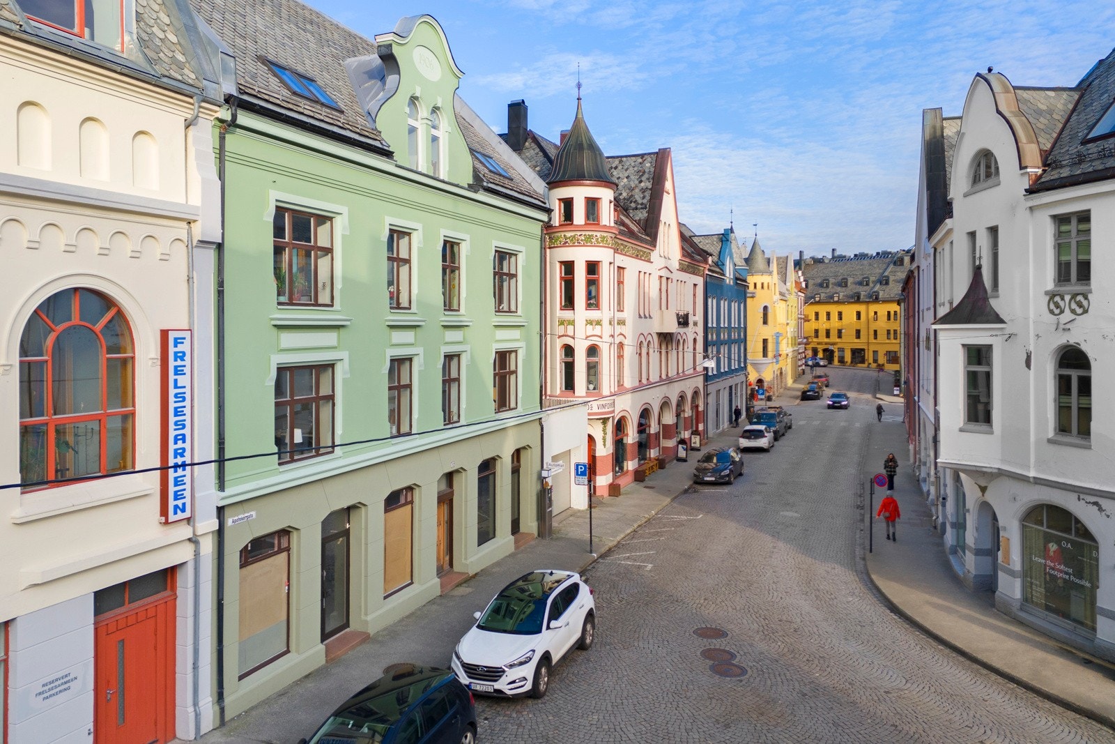 Leiligheten ligger i 2.etasje i denne flotte jugendstilbygåden, hvor fasaden ble rehabilitert i 2023. Galleribilde