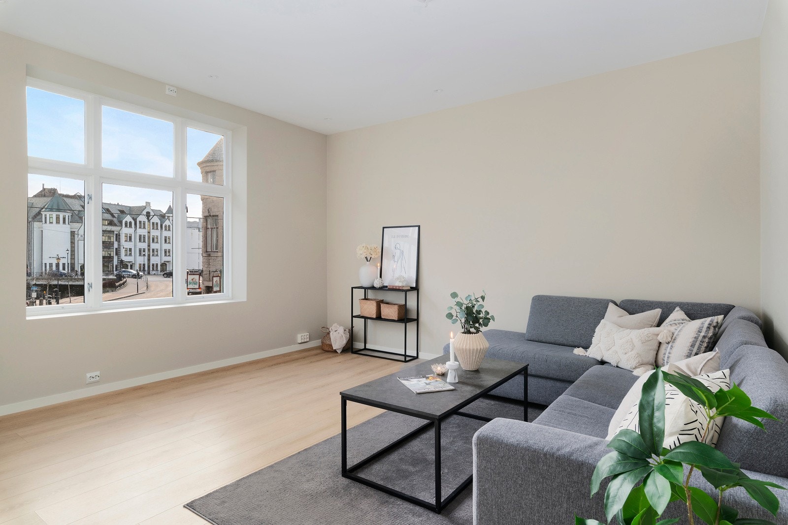 Videre er det god plass til stor sofagruppe med tilhørende TV-møblement. Galleribilde