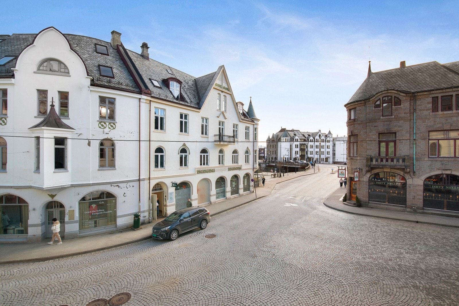 Uansett hvilken vei du tar - her har du noe å glede deg over. Til venstre er burger og barer, rett frem er sentrum i fokus og til høyre vises det fotballkamper hele uken. Galleribilde