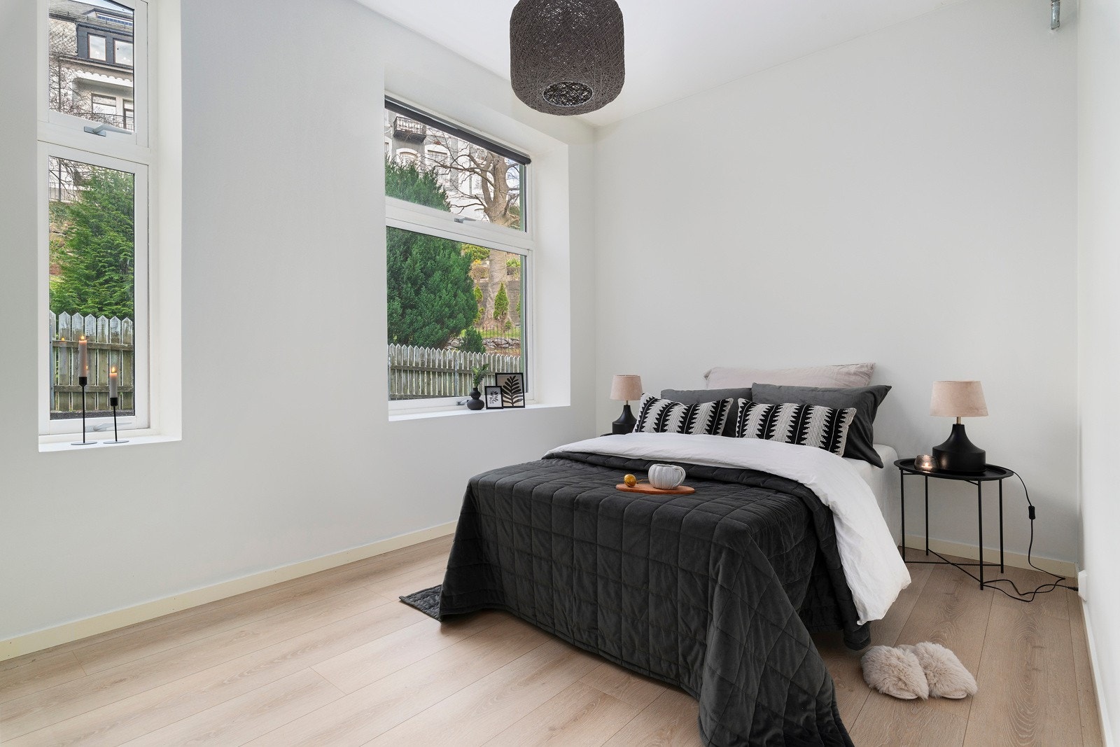 I leiligheten finnes det to soverom. Hovedsoverommet er svært romslig og her har man god plass til å innrede slik man selv ønsker. Galleribilde