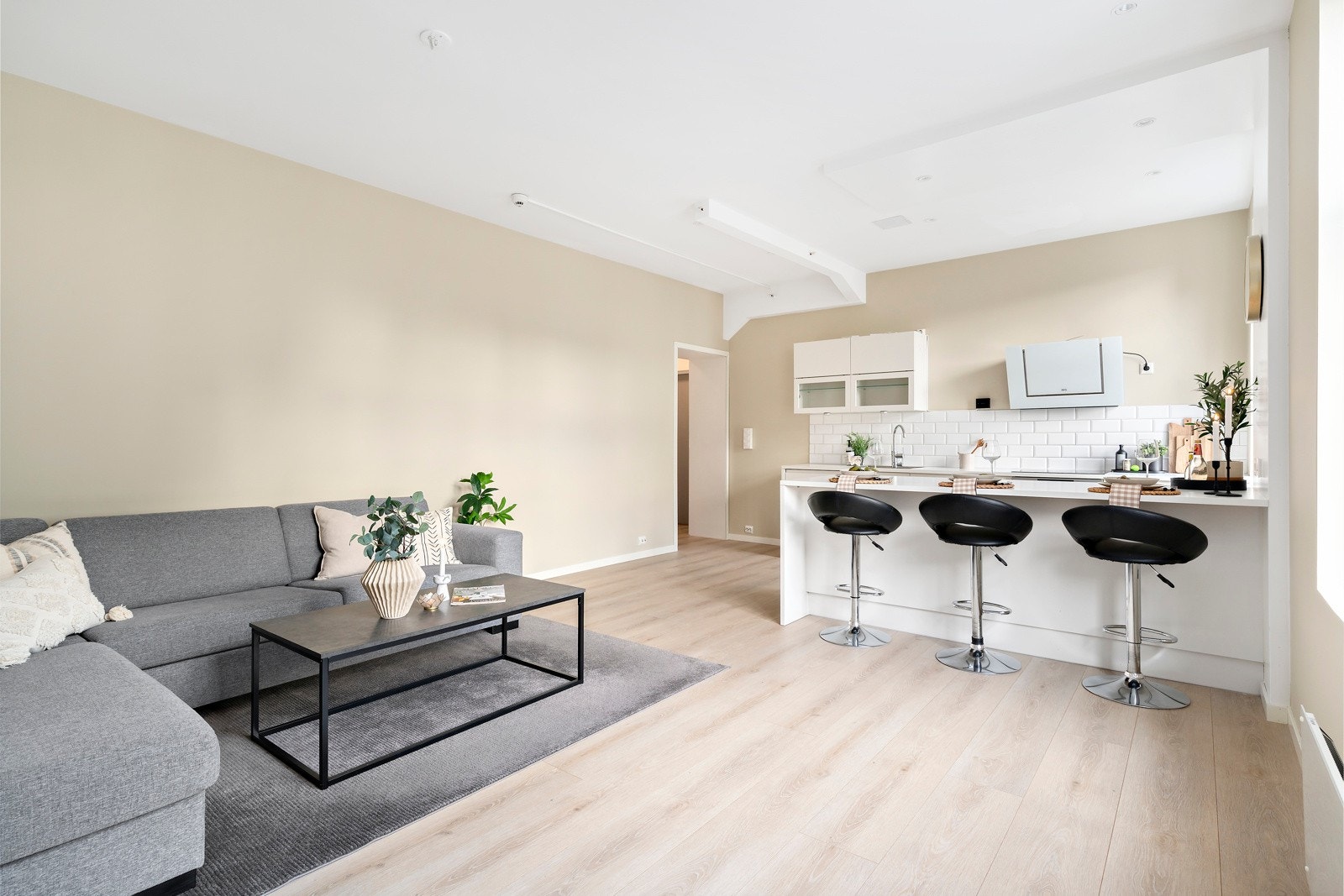 Det er over 2,80 meter under taket i stue/kjøkken, gangen og på soverommene. Galleribilde