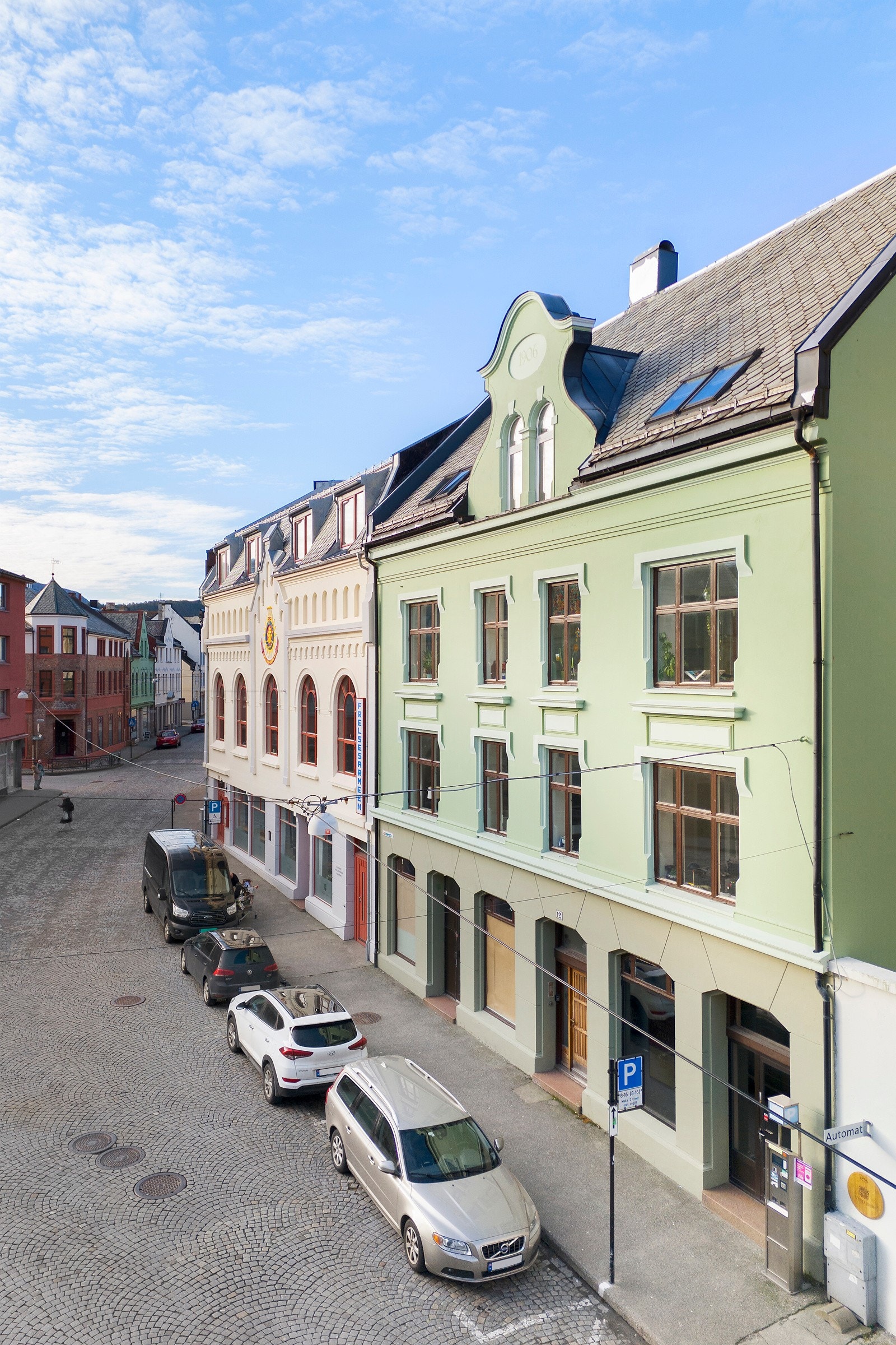 Innvendig besitter leiligheten gode kvaliteter som ekstra god takhøyde, store vinduer og god standard. Galleribilde