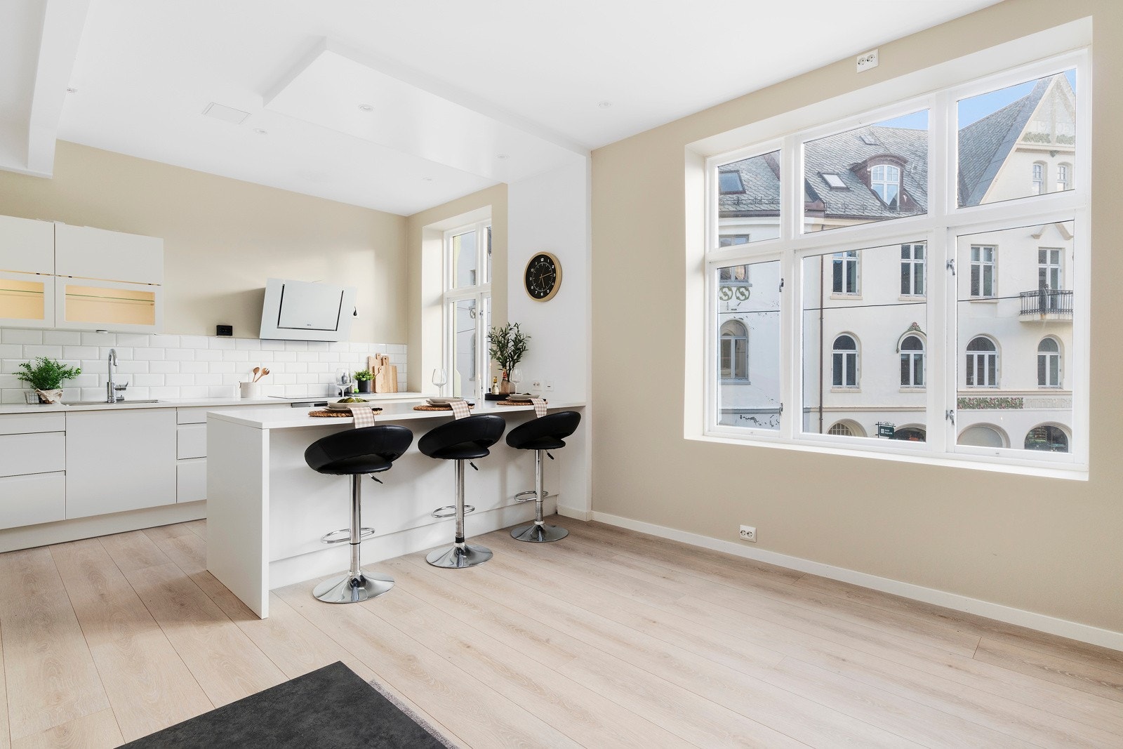 De store vindusflatene fyller rommet med naturlig lys og sammen med den generøse takhøyden skaper det en fin atmosfære. Galleribilde