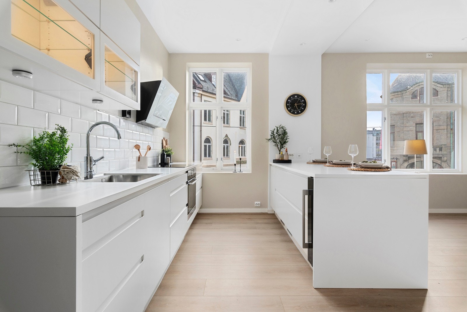 Kjøkkenet er levert av kvalitetsleverandøren HTH med lyse fronter og benkeplate av laminat. Galleribilde