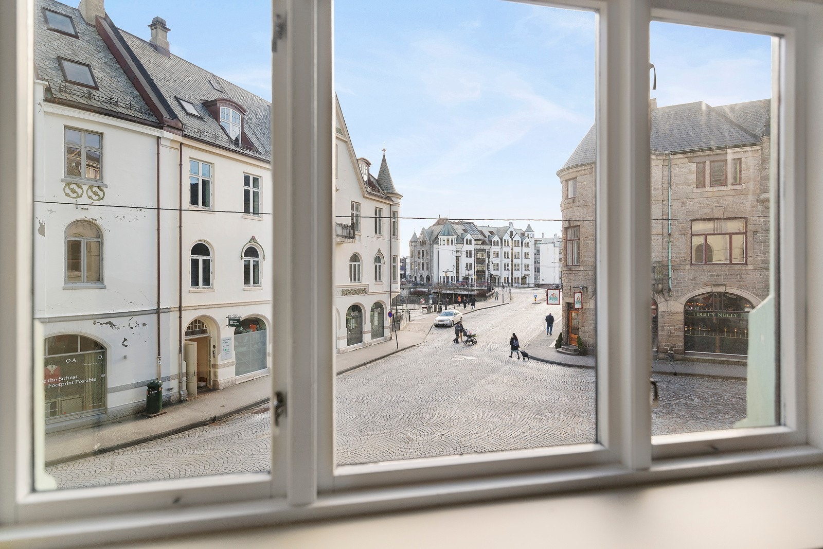 Her bor du midt i smørøyet med umiddelbar nærhet til alt sentrum har å by på! Galleribilde