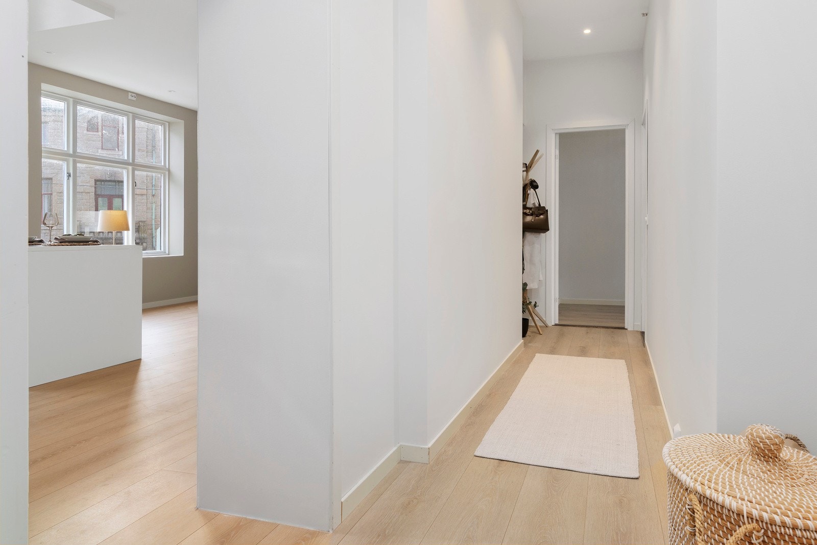 Gjennomgående i leiligheten er pent en-stavs laminatgulv, helsparklede vegger og listefri himling. Galleribilde