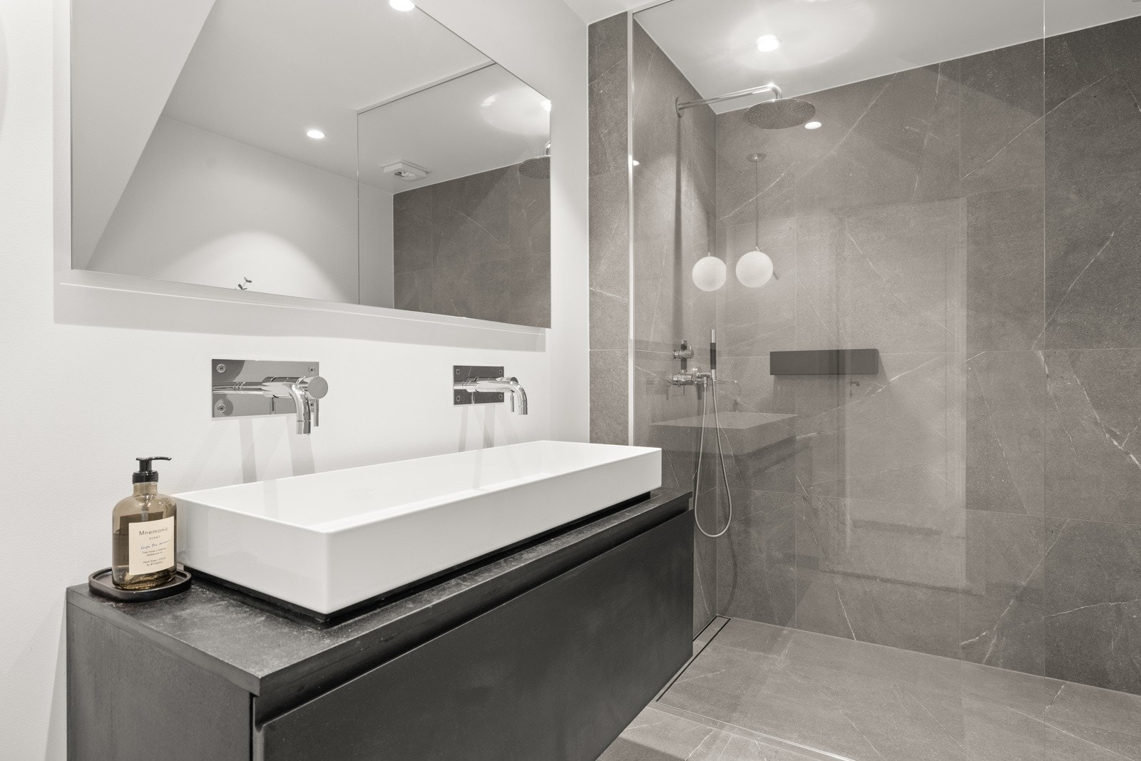 Badet har flere eksklusive detaljer, som innebygget armatur fra Tapwell og Purus designsluk. Galleribilde