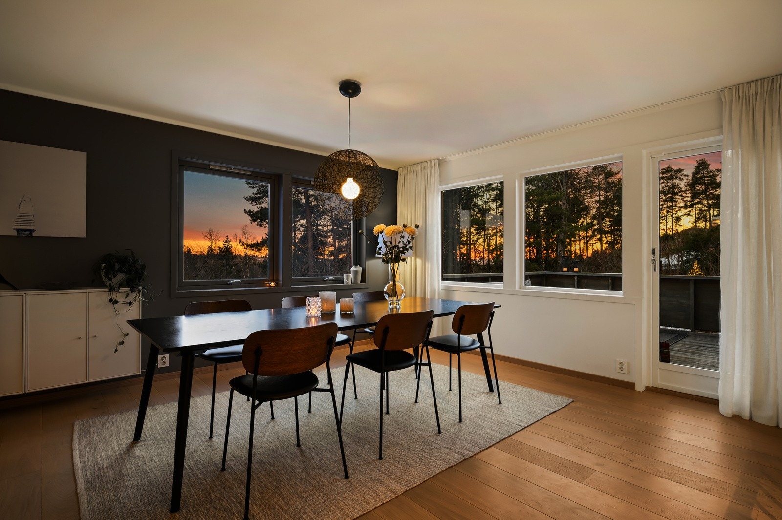 Spisestue kveld. Galleribilde