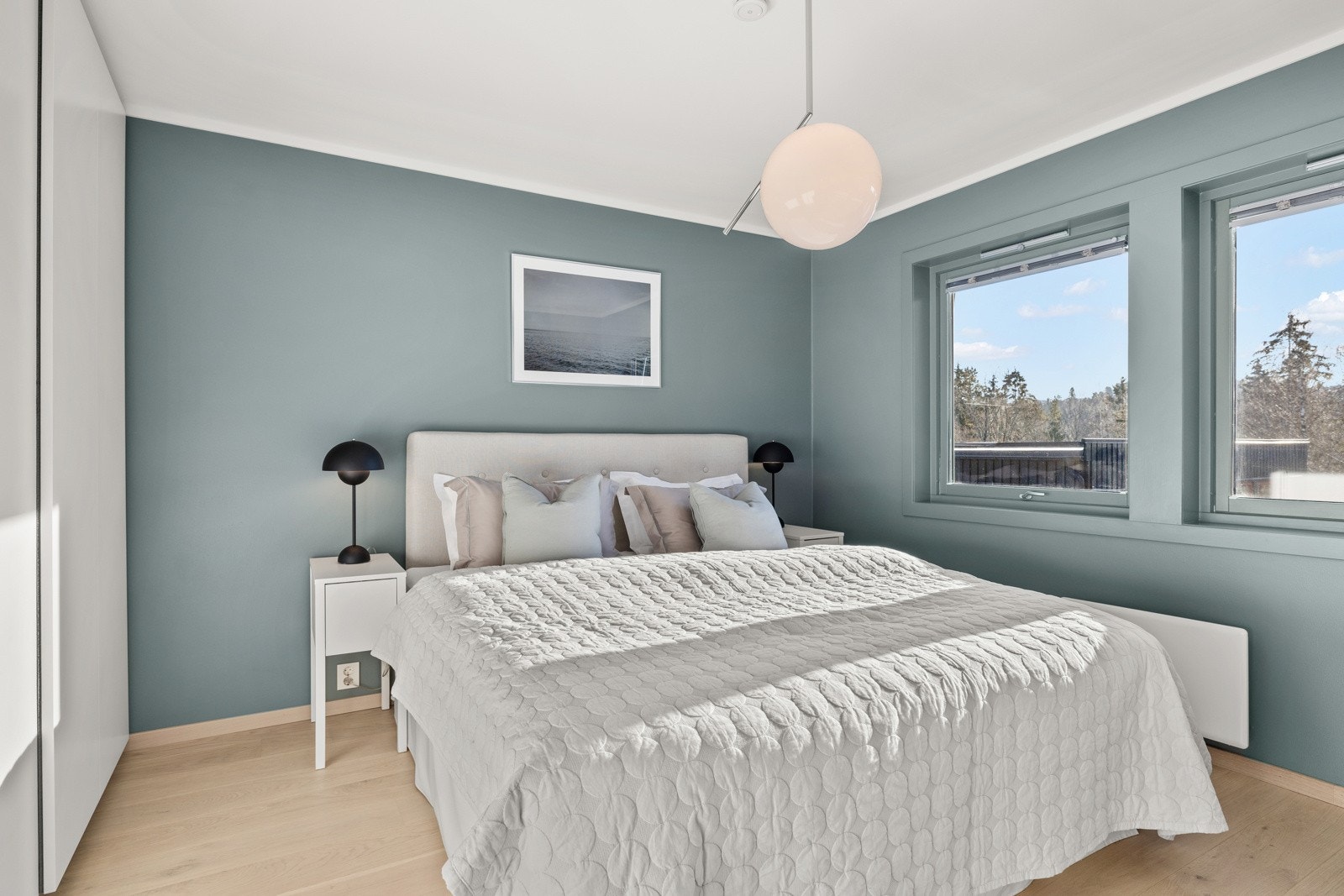 Lyst soverom i andre etasje med store vindusflater og god garderobeløsning. Galleribilde