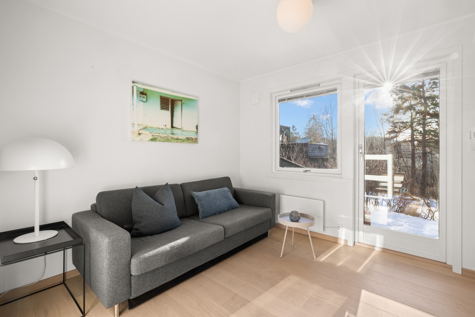 TV-stue i første etasje med god plass til sofaløsning og tilhørende møblement. Utgang til hagen. Rommet kan alternativt brukes som soverom. Galleribilde