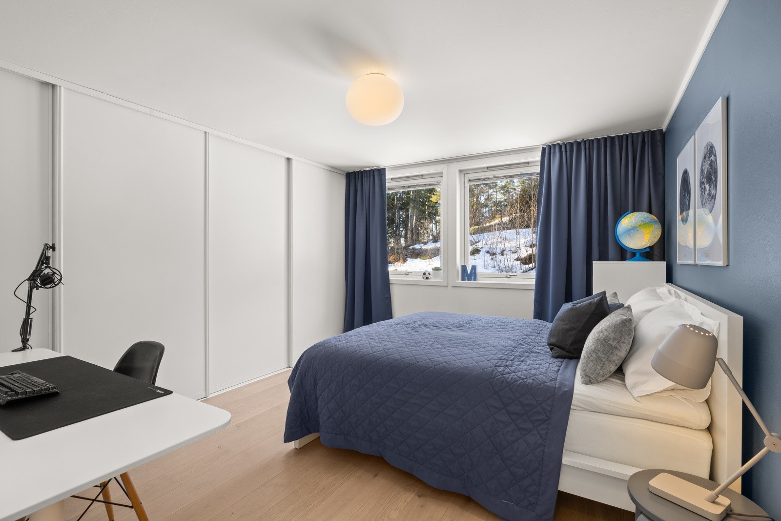 Romslig soverom 1 i første etasje med god plass til dobbeltseng. Stor skyvedørsgarderobe gir rikelig oppbevaringsplass. Galleribilde