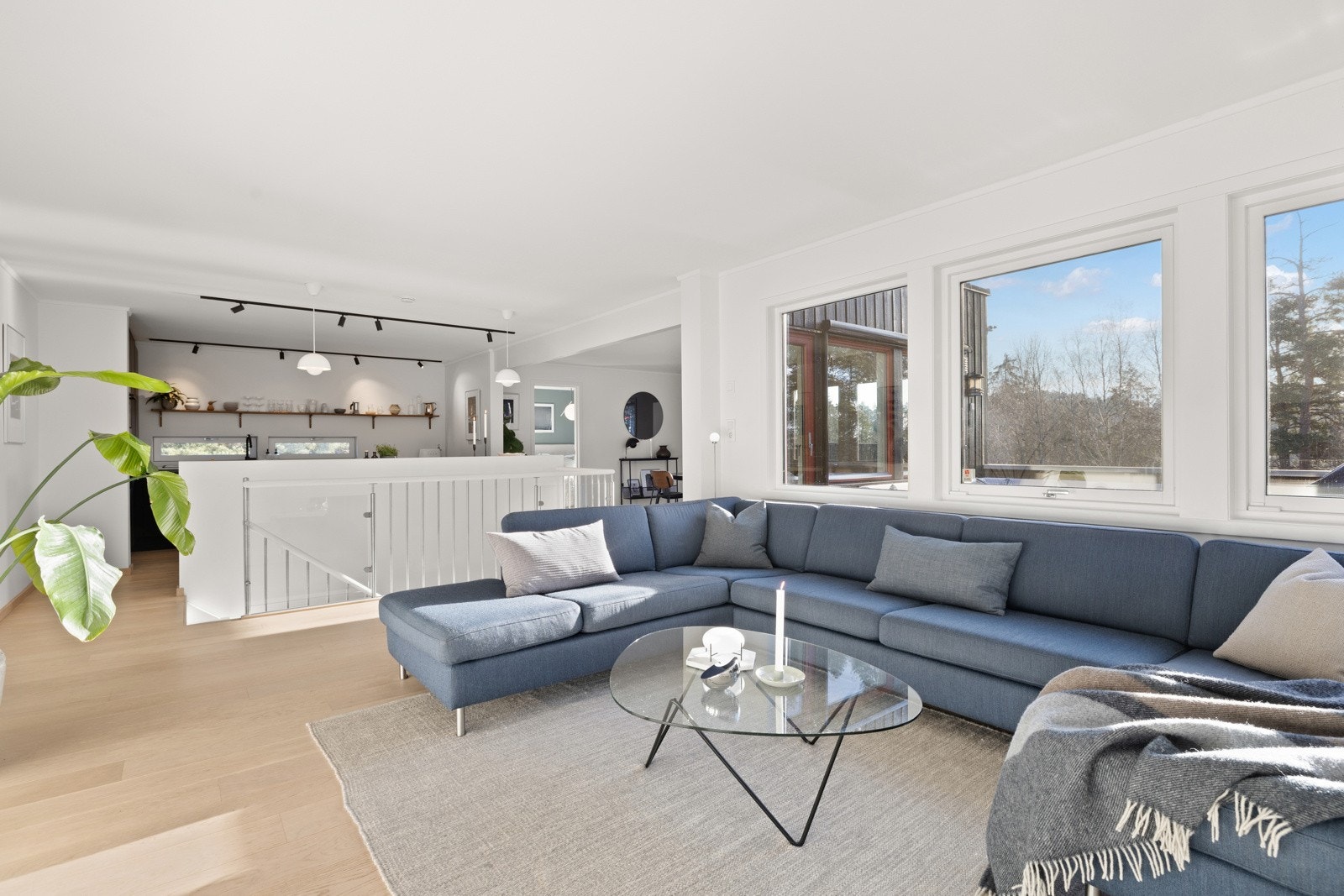 Lys og romslig stue med praktisk, direkte forbindelse til kjøkken og spisestue, samtidig som den byr på en skjermet atmosfære. Galleribilde