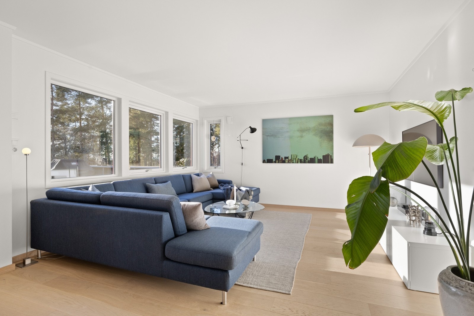 Stuen har rikelig lysinnslipp fra store vindusflater. Samtidig sørger den usjenerte beliggenheten for fullt privatliv uten innsyn. Galleribilde