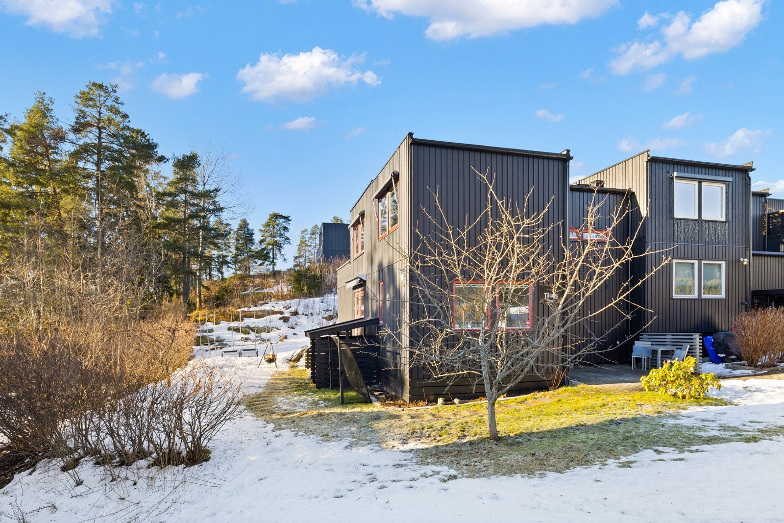 Enderekkehus med svært god intern beliggenhet og stor hage. Galleribilde