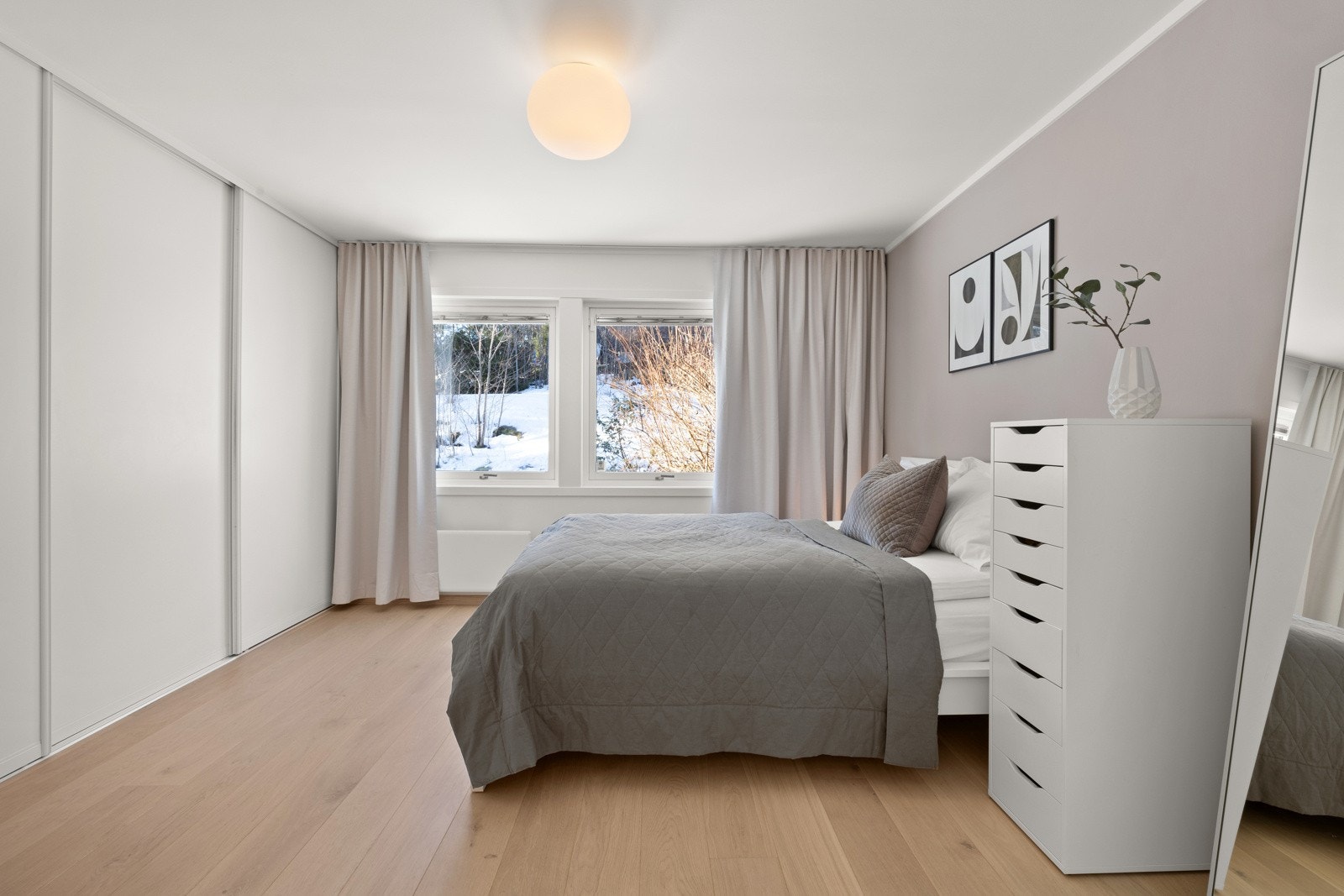 Romslig soverom 2 i første etasje med god plass til dobbeltseng. Stor skyvedørsgarderobe gir rikelig oppbevaringsplass. Dette var tidligere to soverom, som er slått sammen til ett. Kan tilbakeføres med lettvegg dersom det er behov for ekstra soverom. Galleribilde