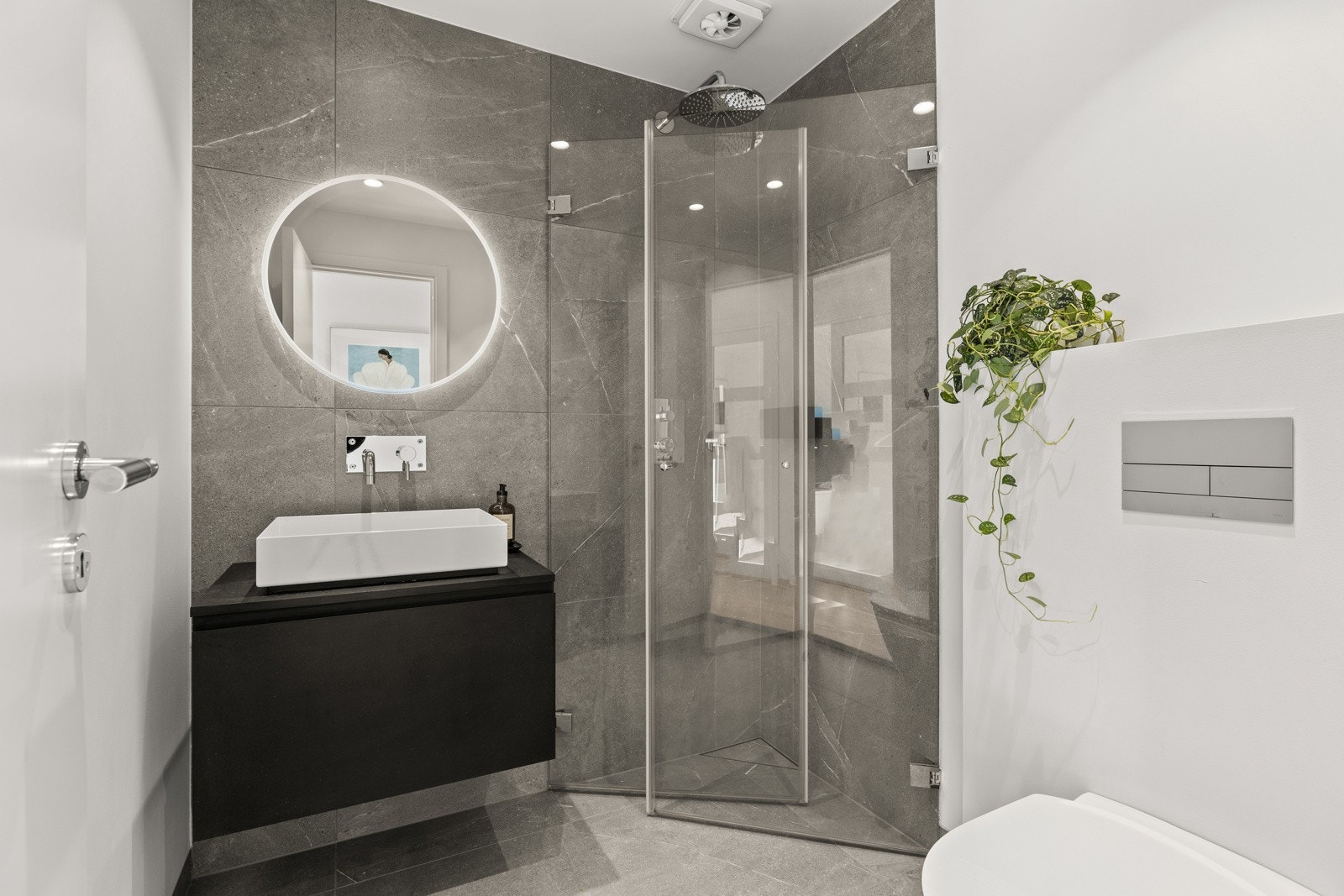 Bad nummer to har også samme eksklusive preg - med møbelsnekret baderomsmøbel, designvask fra Alape, innebygde armaturer fra Tapwell og Purus designsluk. Galleribilde