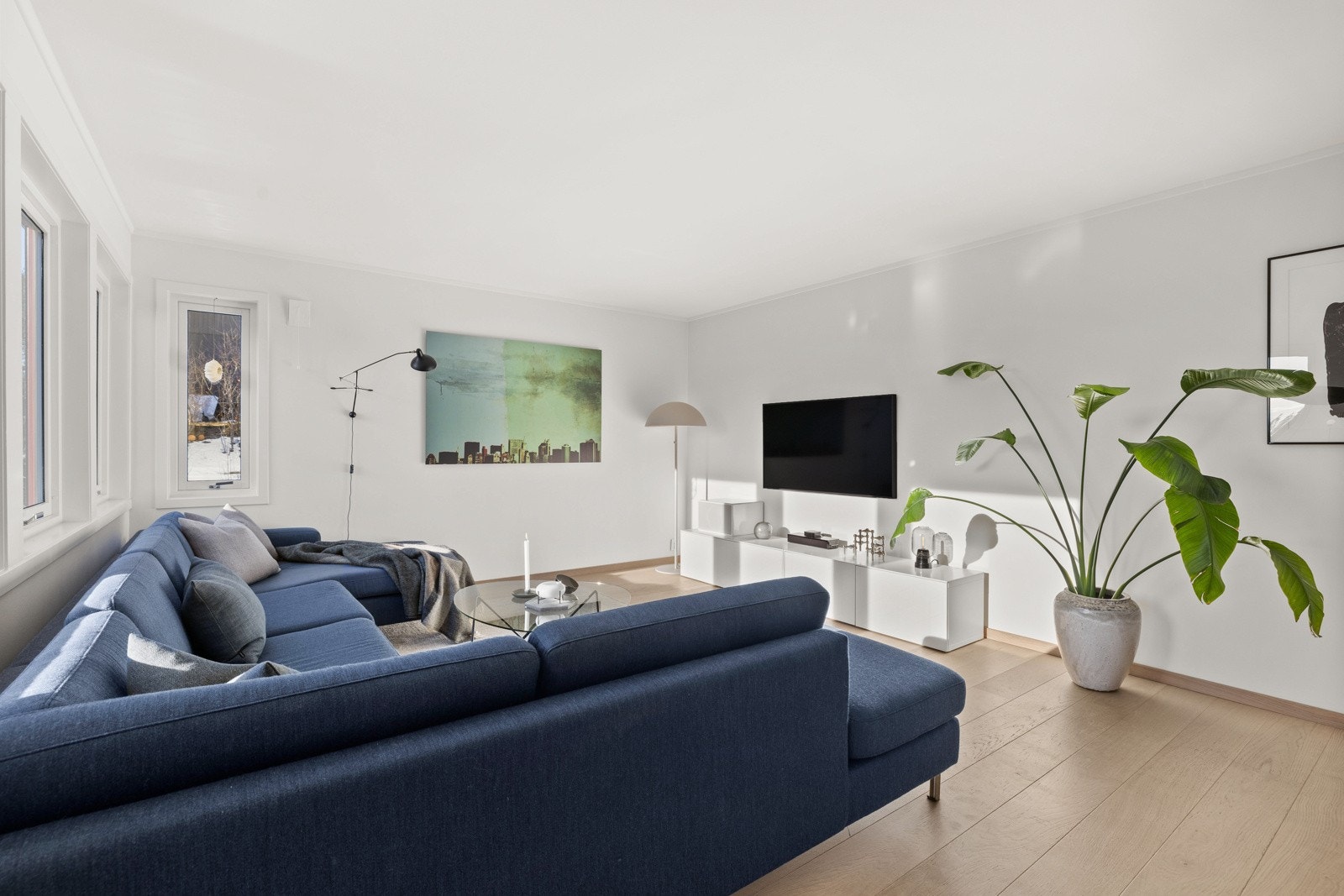 Det er mulighet for peis i stuen. Nåværende eier har tettet igjen pipeløp, noe som er mulig å åpne igjen dersom man ønsker peis (pipeløpet er plassert i taket der hvor planten står). Galleribilde