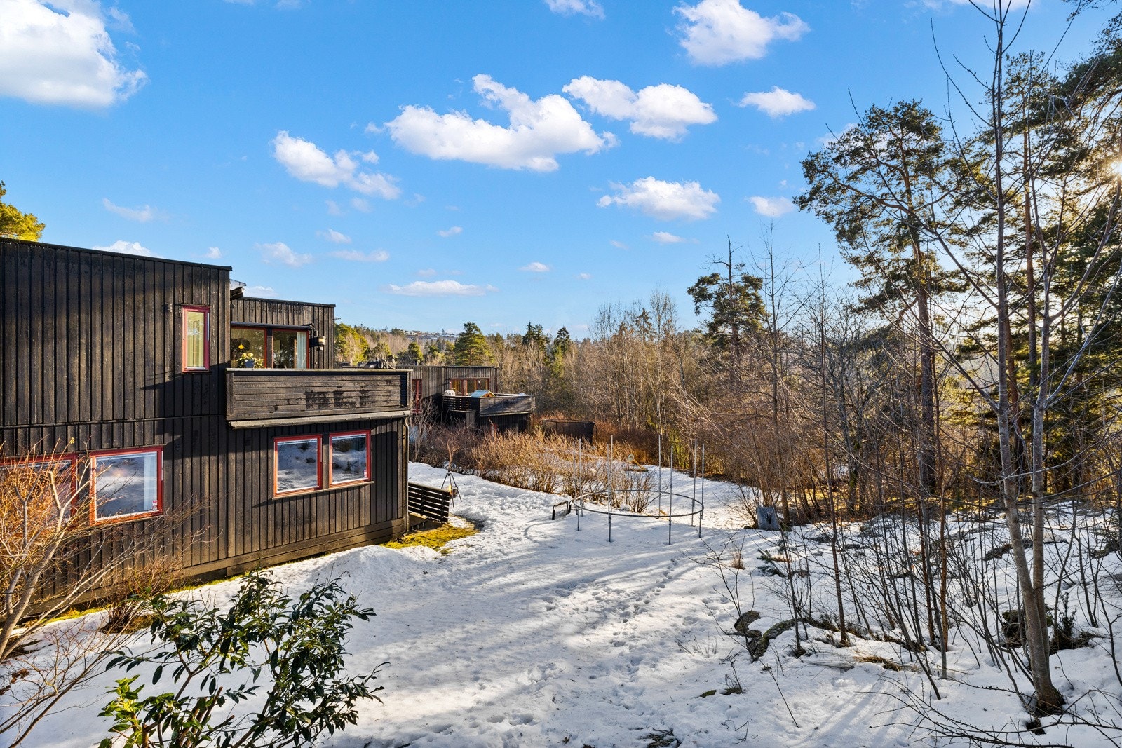 Stor, usjenert hage med plass til ulike soner og bruksområder. Galleribilde