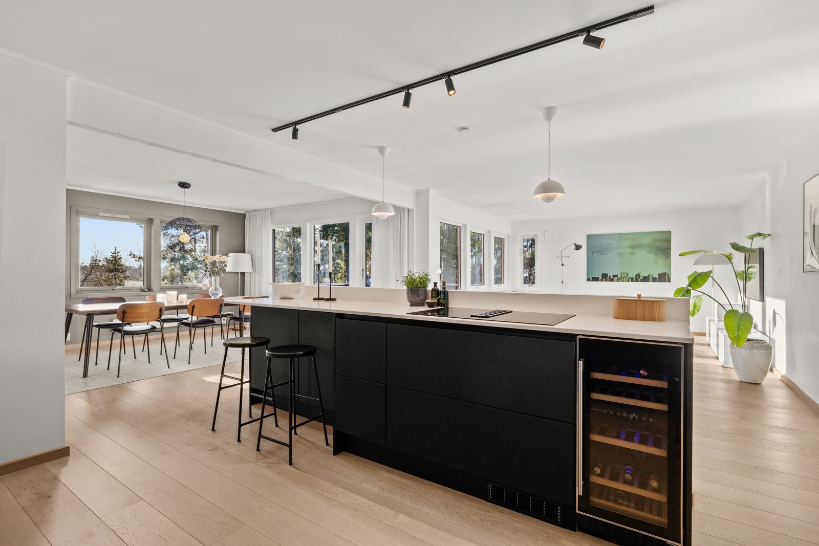 Kjøkkenet har praktisk barløsning, med to sitteplasser. Vinskap fra Temptech med plass til 16 vinflasker. Galleribilde