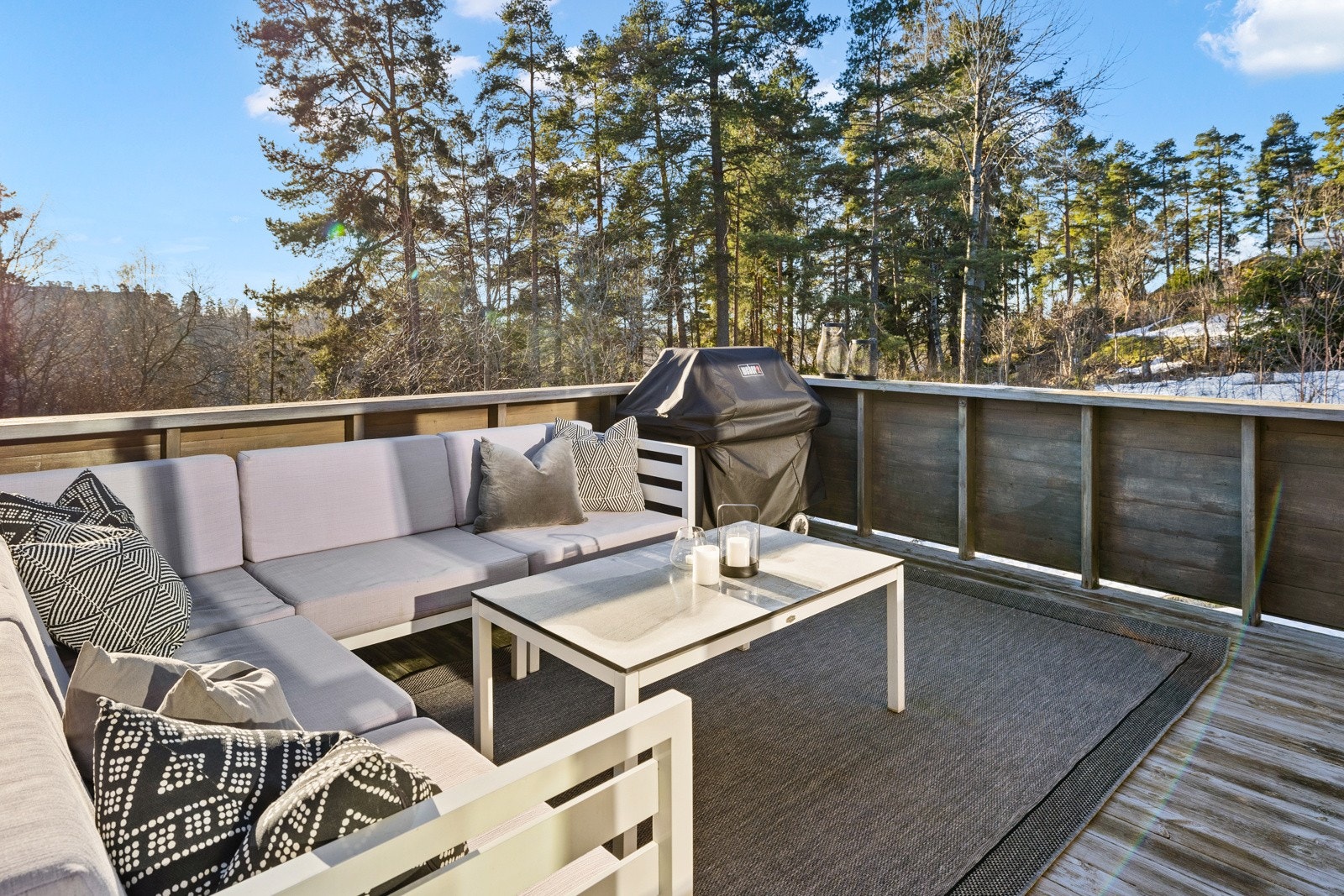 Terrasse i 2. etasje med utsyn over tretoppene og helt usjenert beliggenhet. Ca. 18 m2, med god plass til utemøbler og grill. Galleribilde