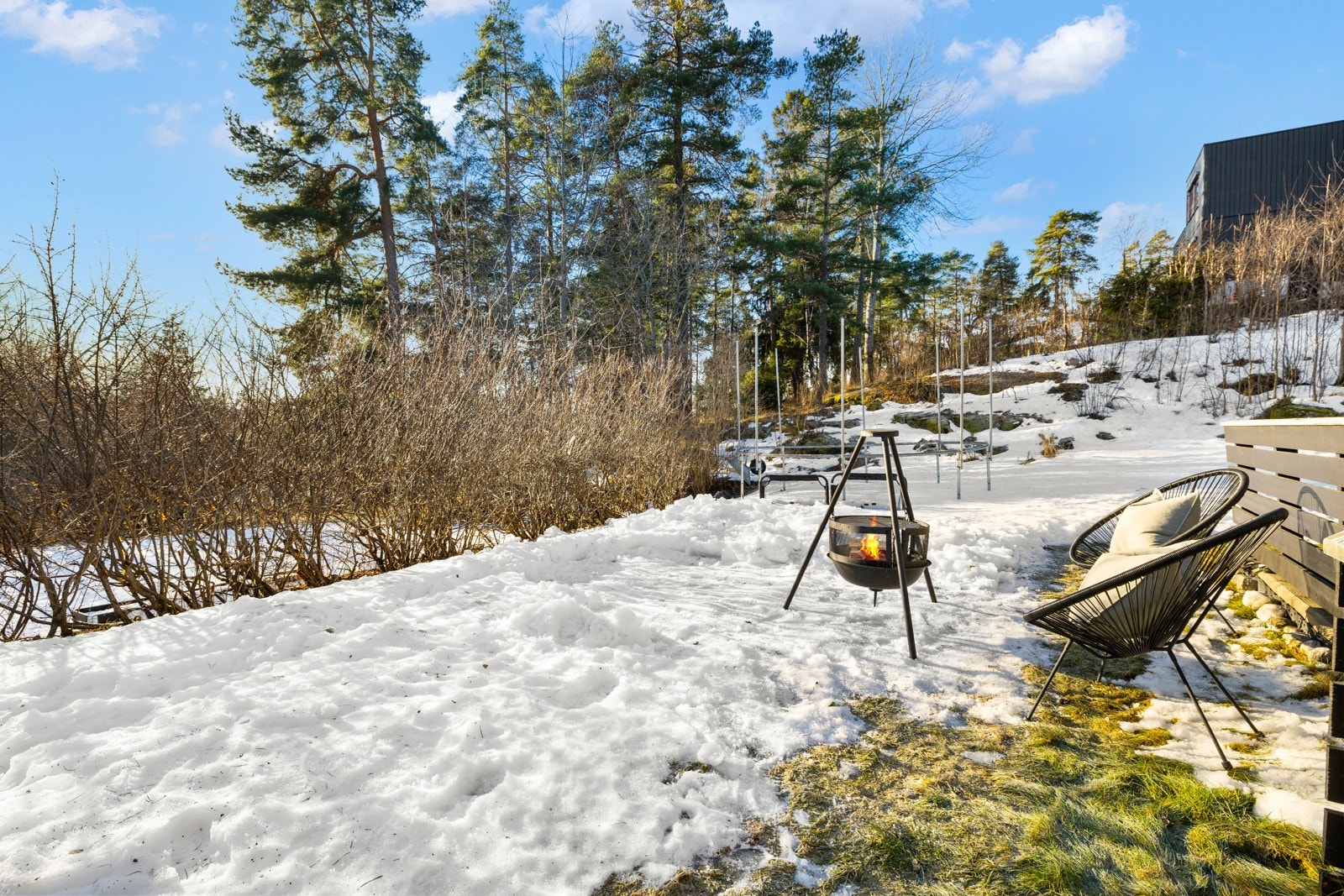 I hagen er det plass til flere ulike soner og møbleringsalternativer. Og trampoline! Galleribilde