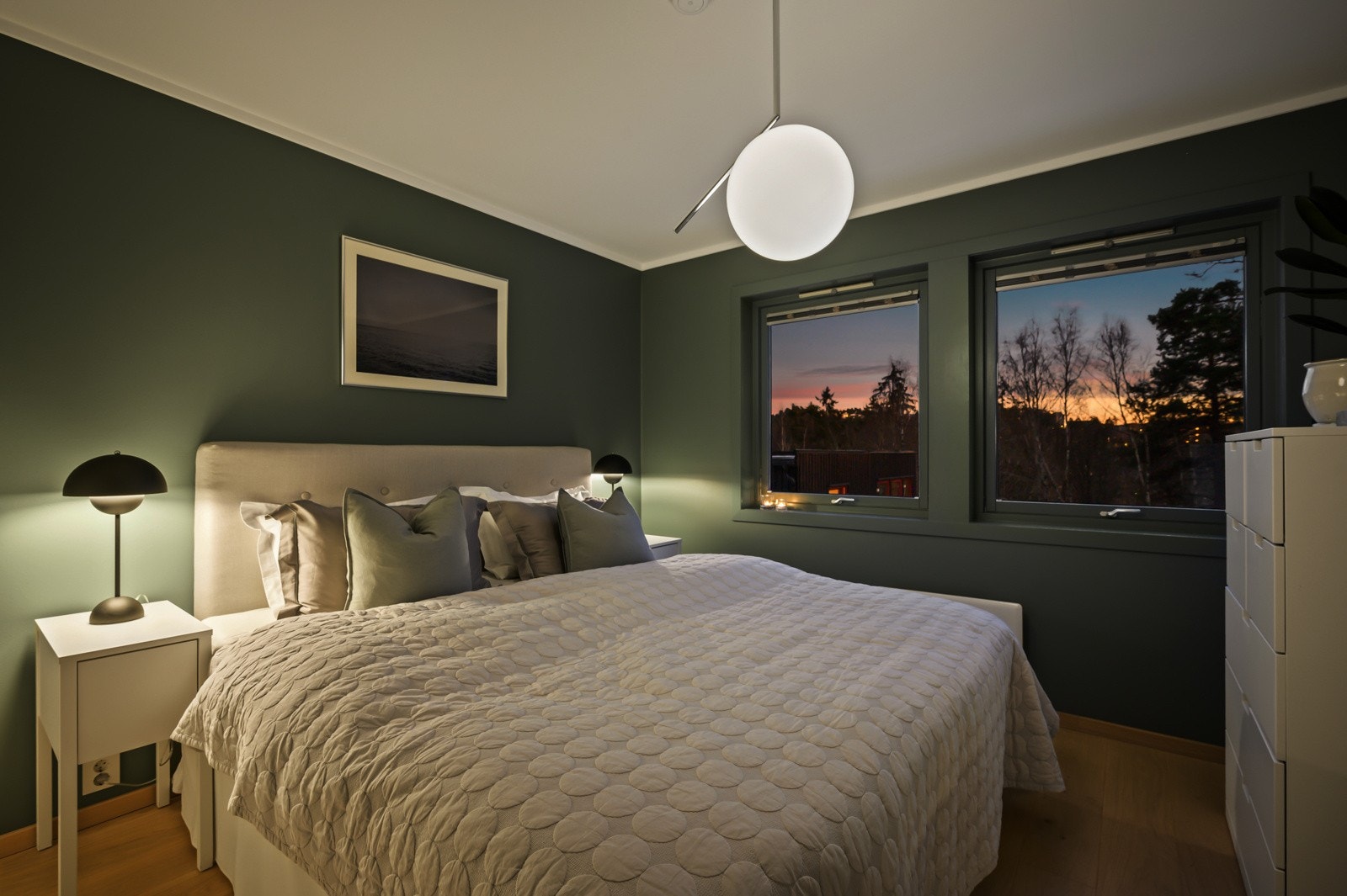 Soverom kveld. Galleribilde